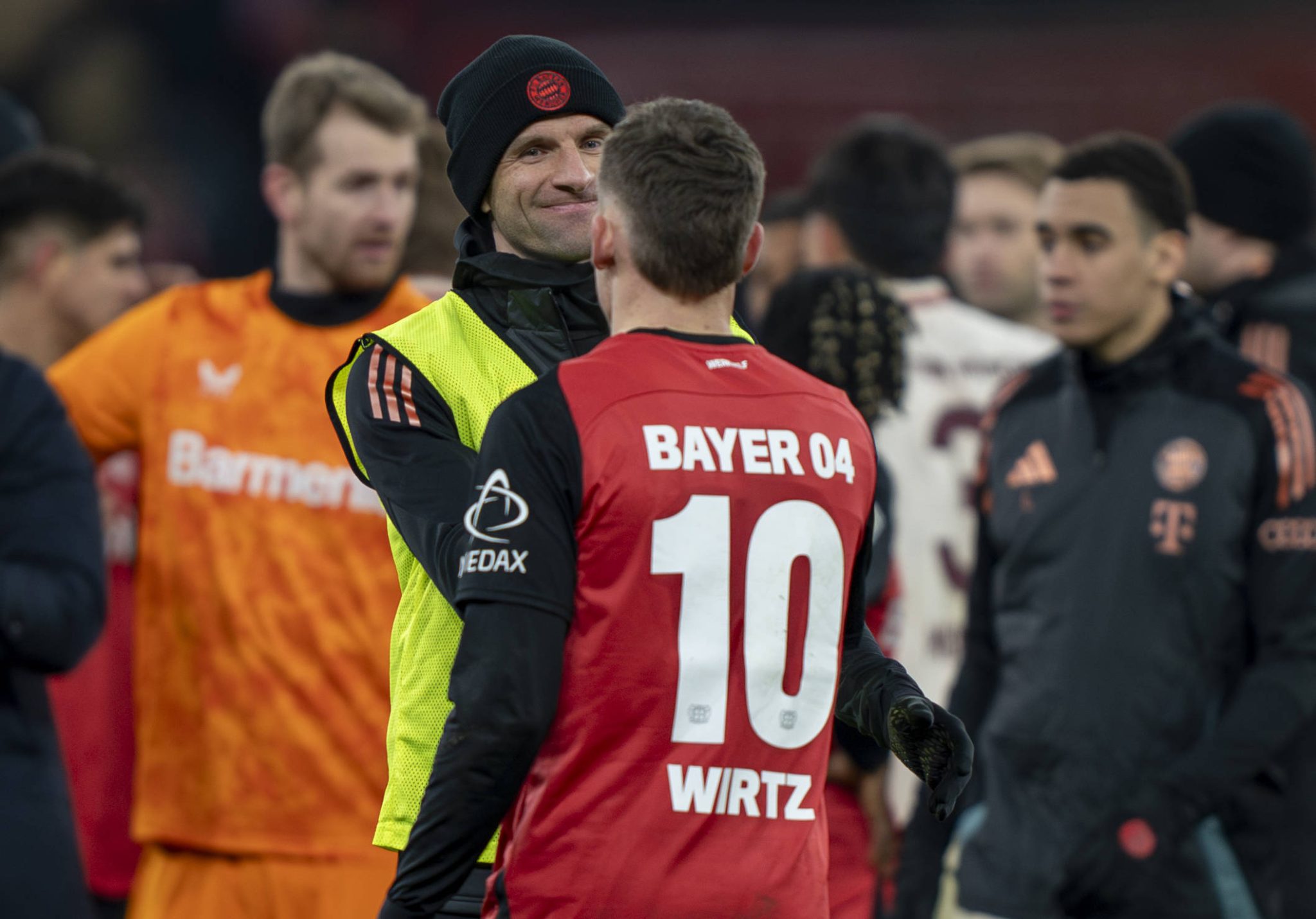 Wirtz e M&uuml;ller se cumprimentam