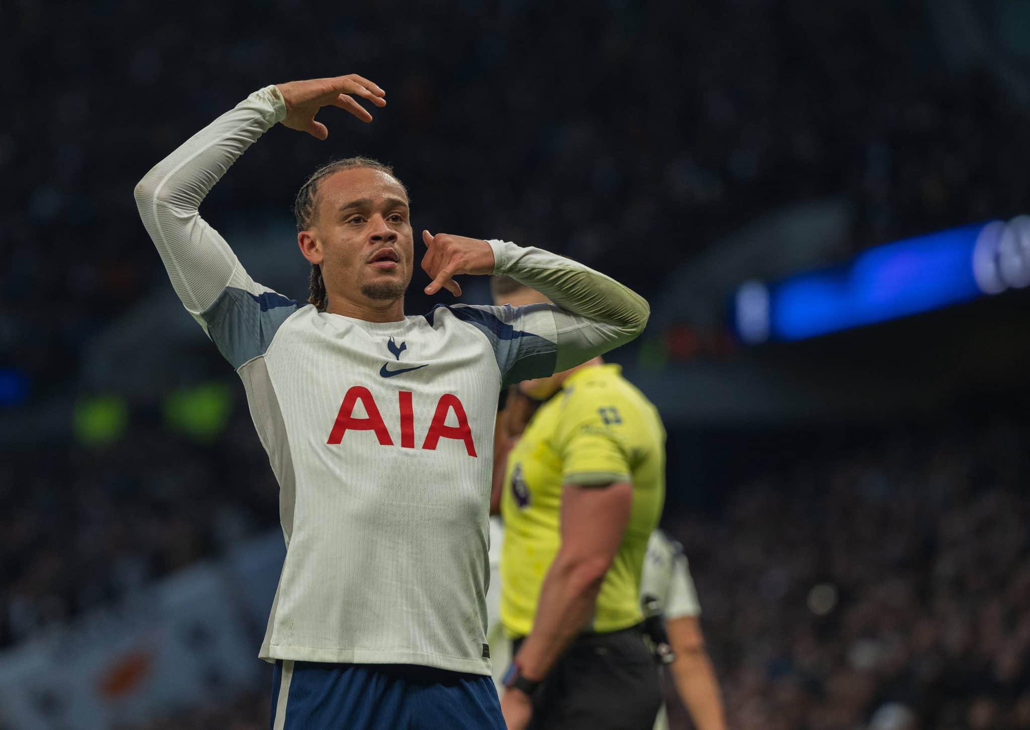 Xavi Simons comemora gol pelo Tottenham