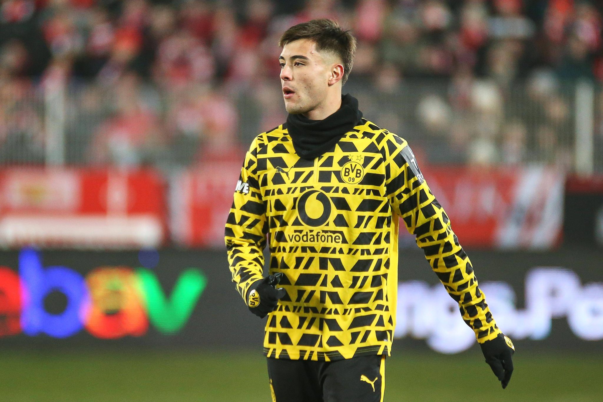 Aar&oacute;n Anselmino em a&ccedil;&atilde;o pelo Borussia Dortmund