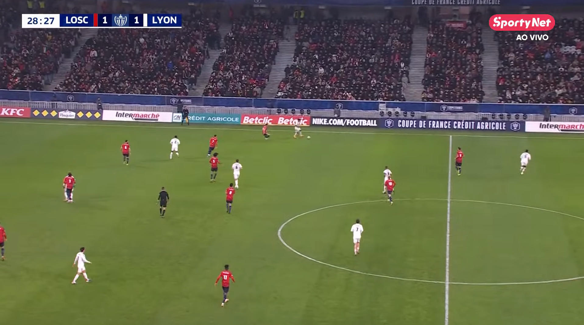 Endrick atuou aberto pela direita em estreia Lyon, mas com liberdade para flutuar para dentro com apoio de Maitland-Nailes