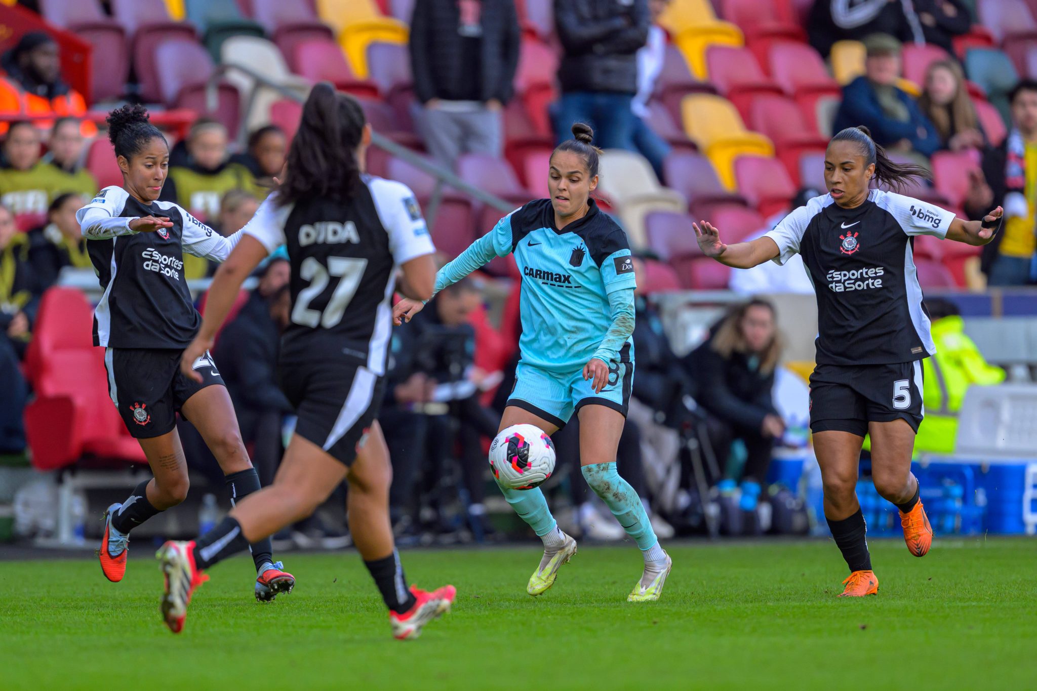 Gabi Portilho reencontrou o ex-clube em Gotham x Corinthians, mas deixa campo lesionada