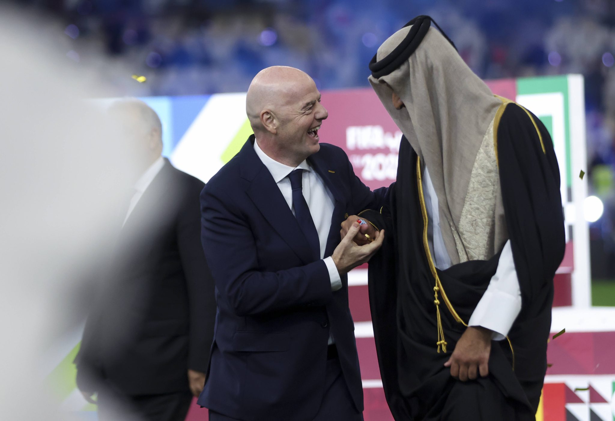 Gianni Infantino, presidente da Fifa, conversa com o Emir do Catar Tamim bin Hamad Al Thani na Copa &Aacute;rabe