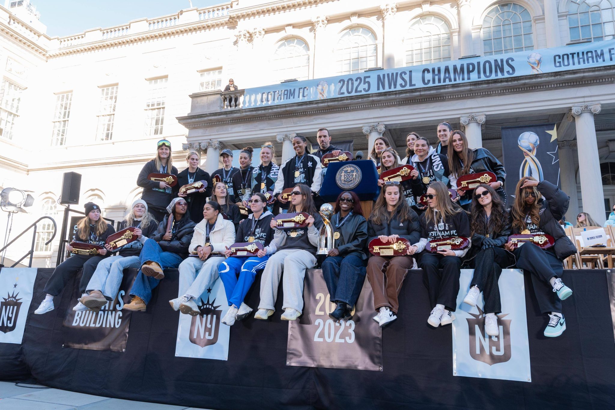 Jogadoras e comiss&atilde;o t&eacute;cnica do Gotham FC recebem as chaves da cidade de Nova York