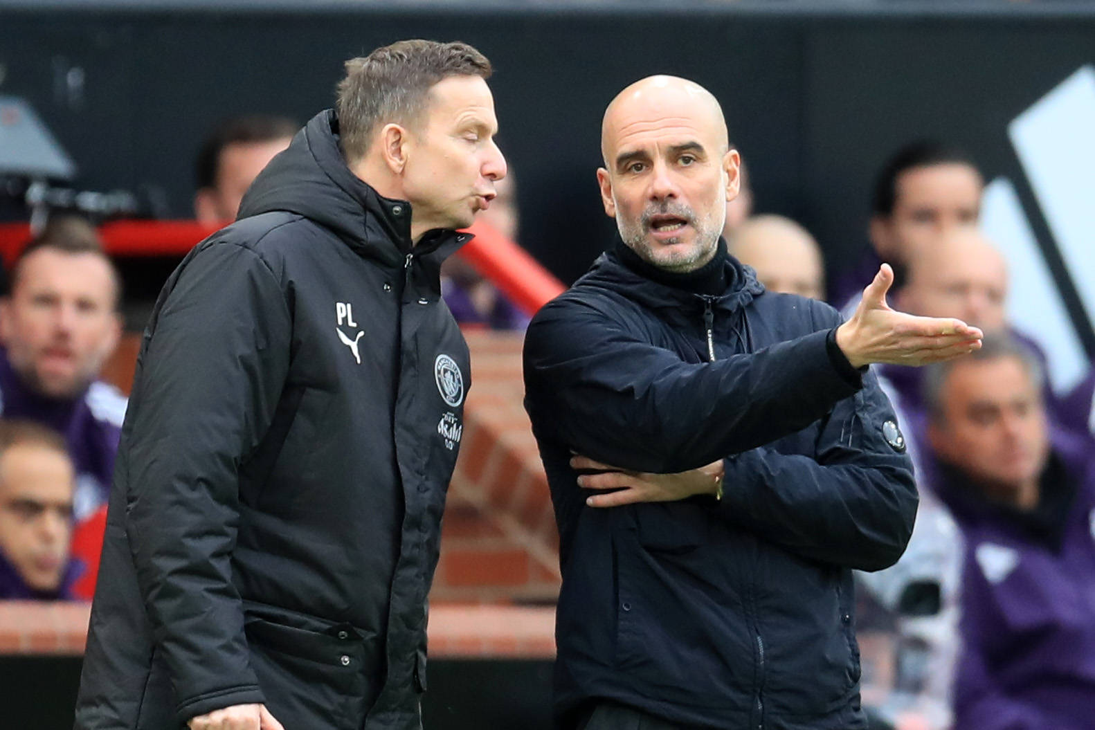 Guardiola conversa com auxiliar em Manchester United x Manchester City