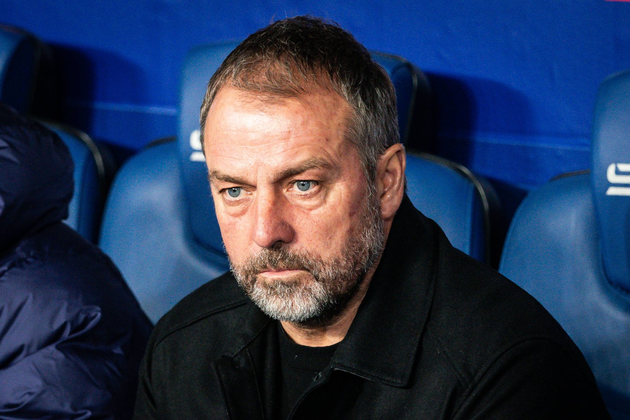 &lsquo;Sempre confiei nele&rsquo;: Flick fecha as portas para sa&iacute;da de reserva do Barcelona