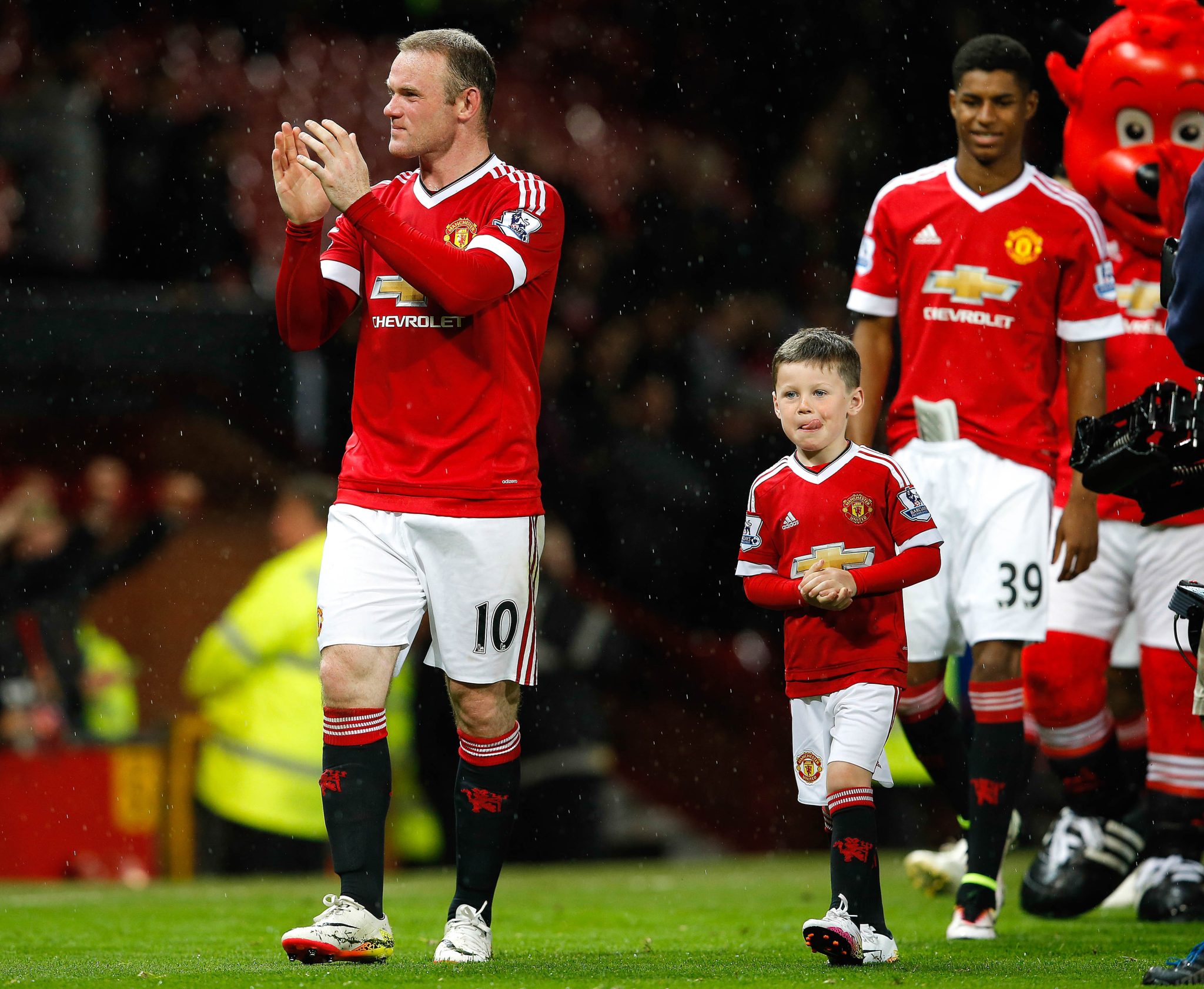 Kai Rooney e o pai Way Rooney, lenda do Manchester United (Foto: Iconsport)