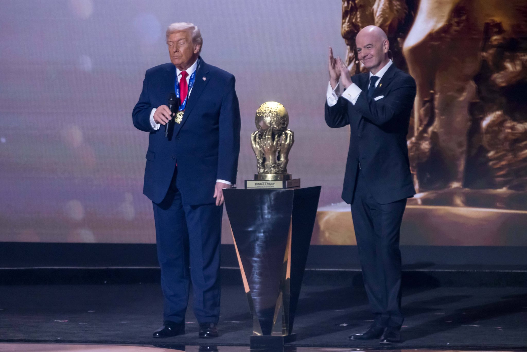 Infantino entrega pr&ecirc;mio da paz da Fifa a Trump
