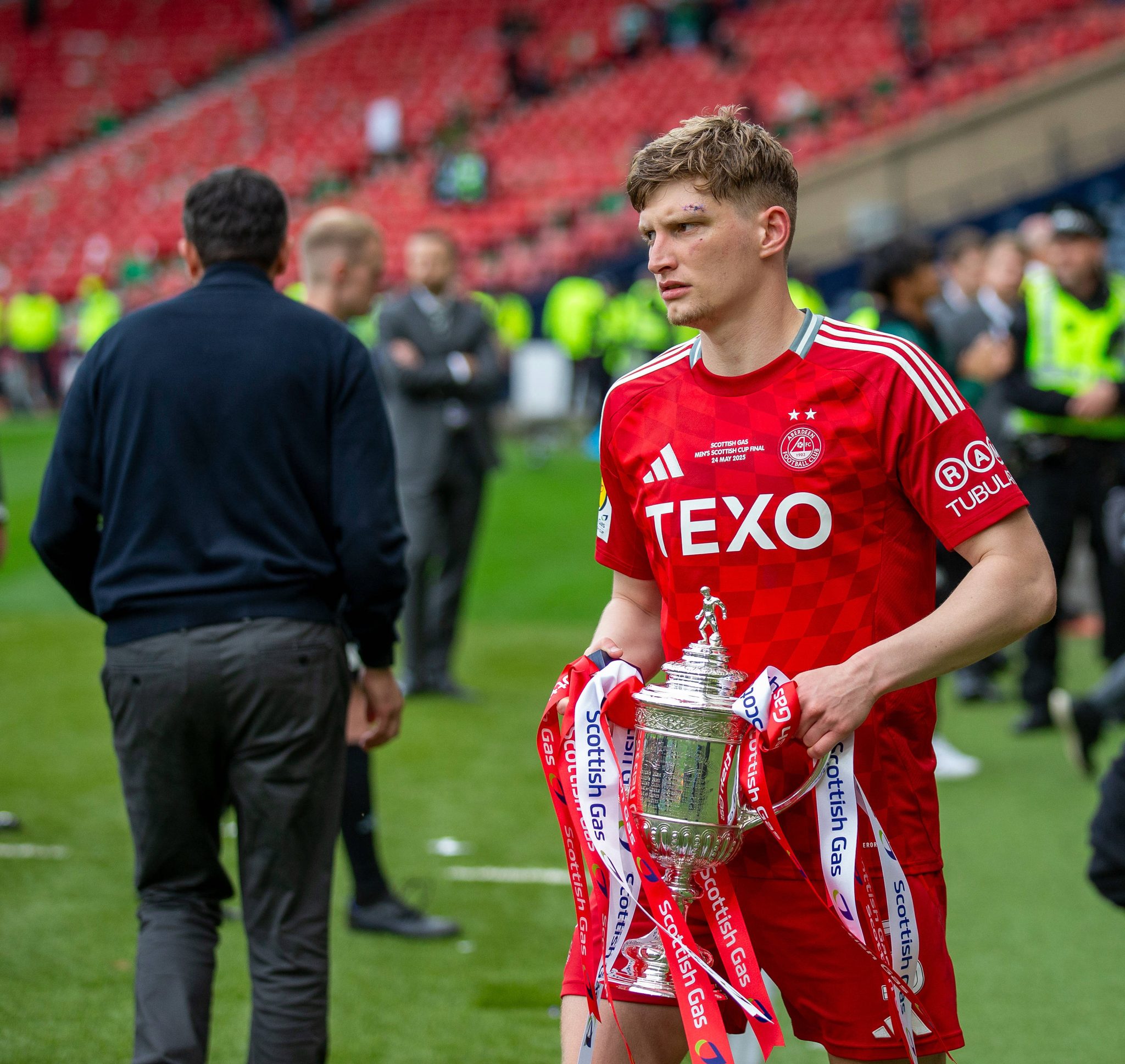Jack MacKenzie foi campe&atilde;o da Copa da Esc&oacute;cia com o Aberdeen antes de se transferir ao Plymouth Argyle