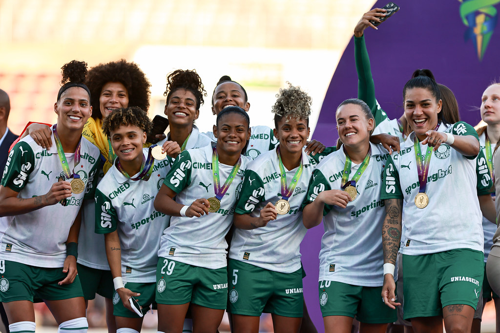 Jogadoras do Palmeiras celebram a Copa do Brasil feminina