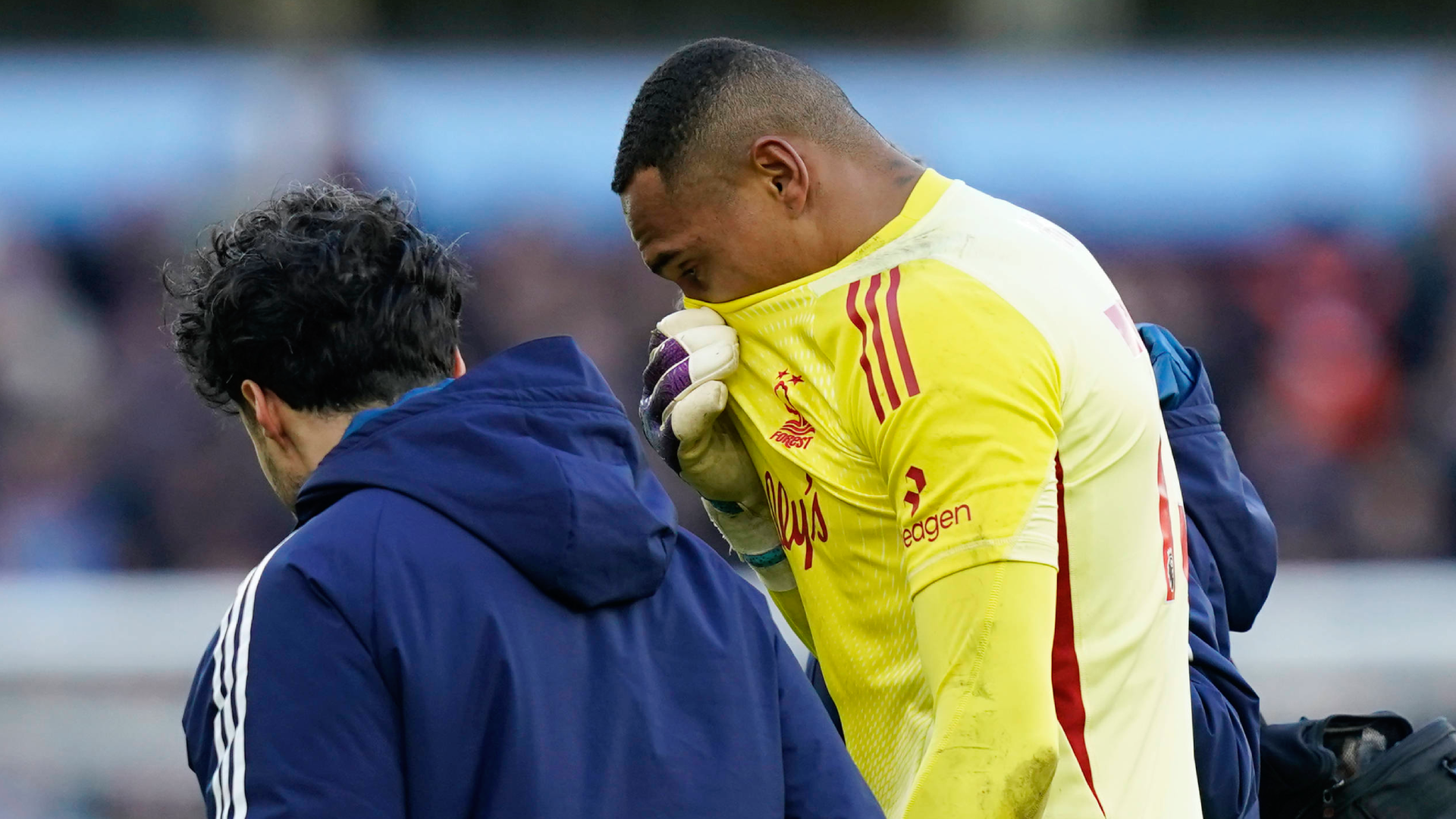 Brasileiro comete erro &lsquo;inexplic&aacute;vel&rsquo; e ajuda a complicar Forest na Premier League