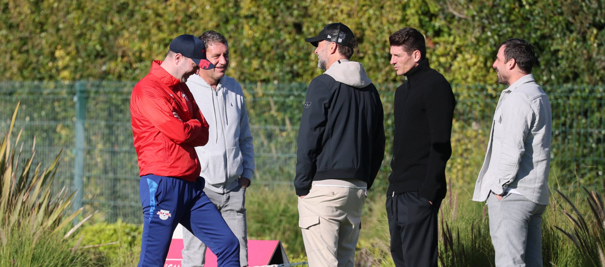 Klopp e Ole Werner, t&eacute;cnico do RB Leipzig, conversam durante treino