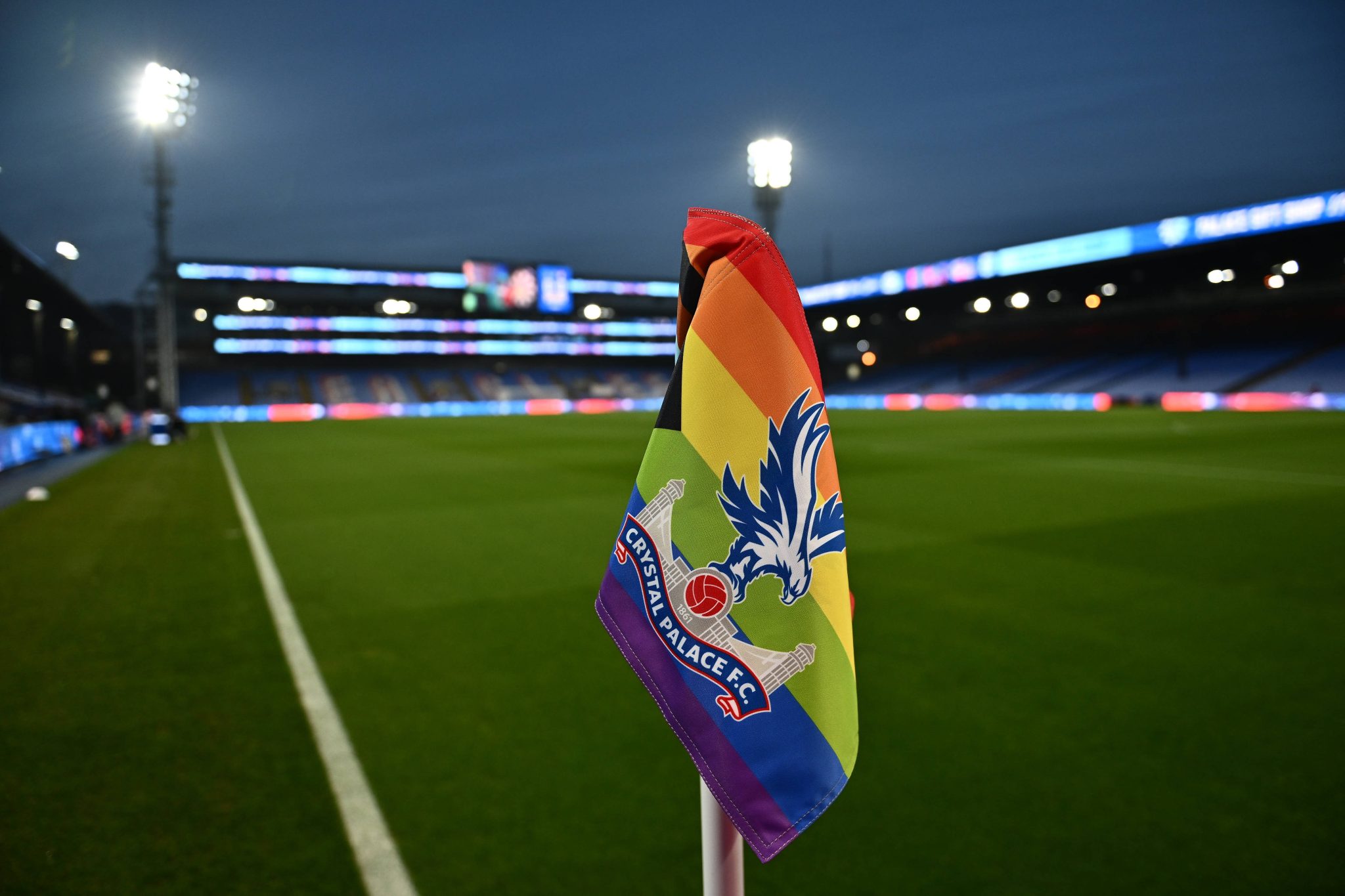 Bandeira LGBTQ em partida da Premier League