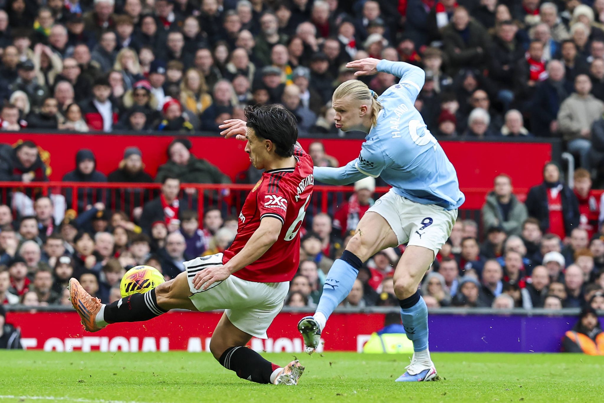 Lisandro Mart&iacute;nez e Haaland em United x City