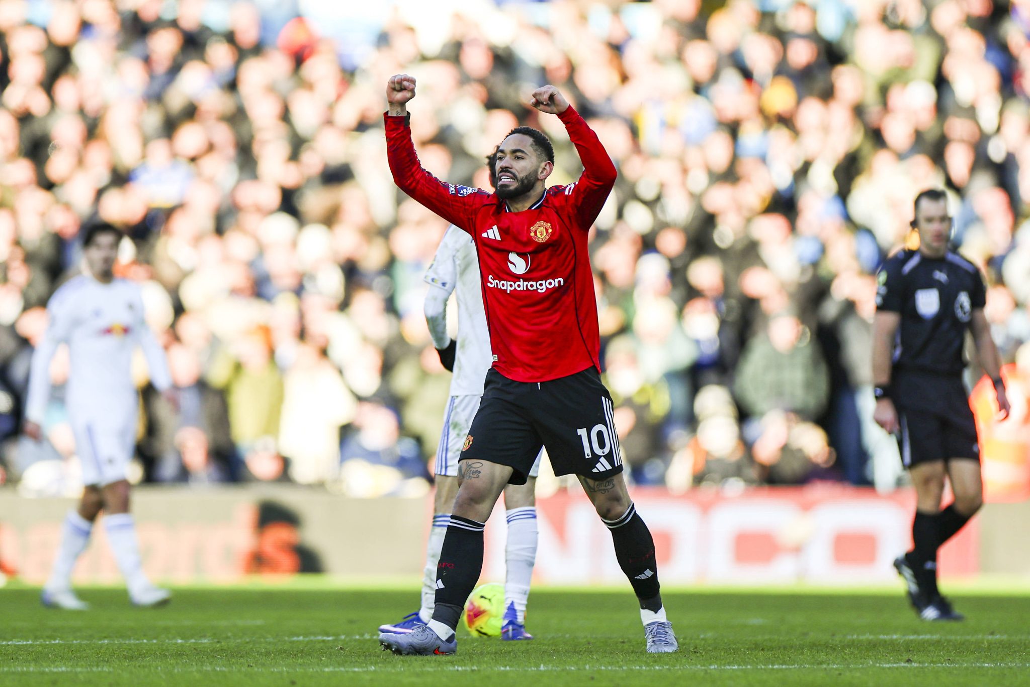 Matheus Cunha comemora gol em Leeds x Manchester United