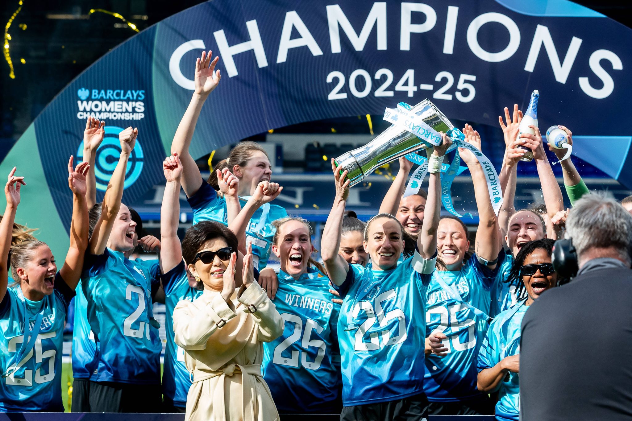 Michele Kang celebra t&iacute;tulo do London City Lionesses na Inglaterra