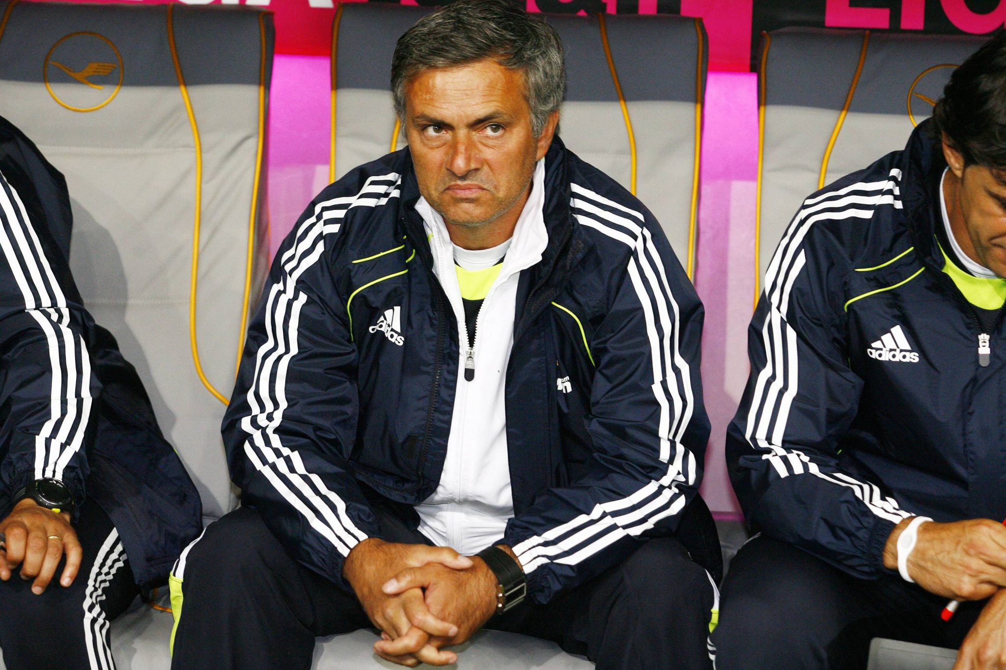 &lsquo;Mourinho chegou no vesti&aacute;rio, jogou garrafas para o ar e vencemos por 8 a 1&rsquo;