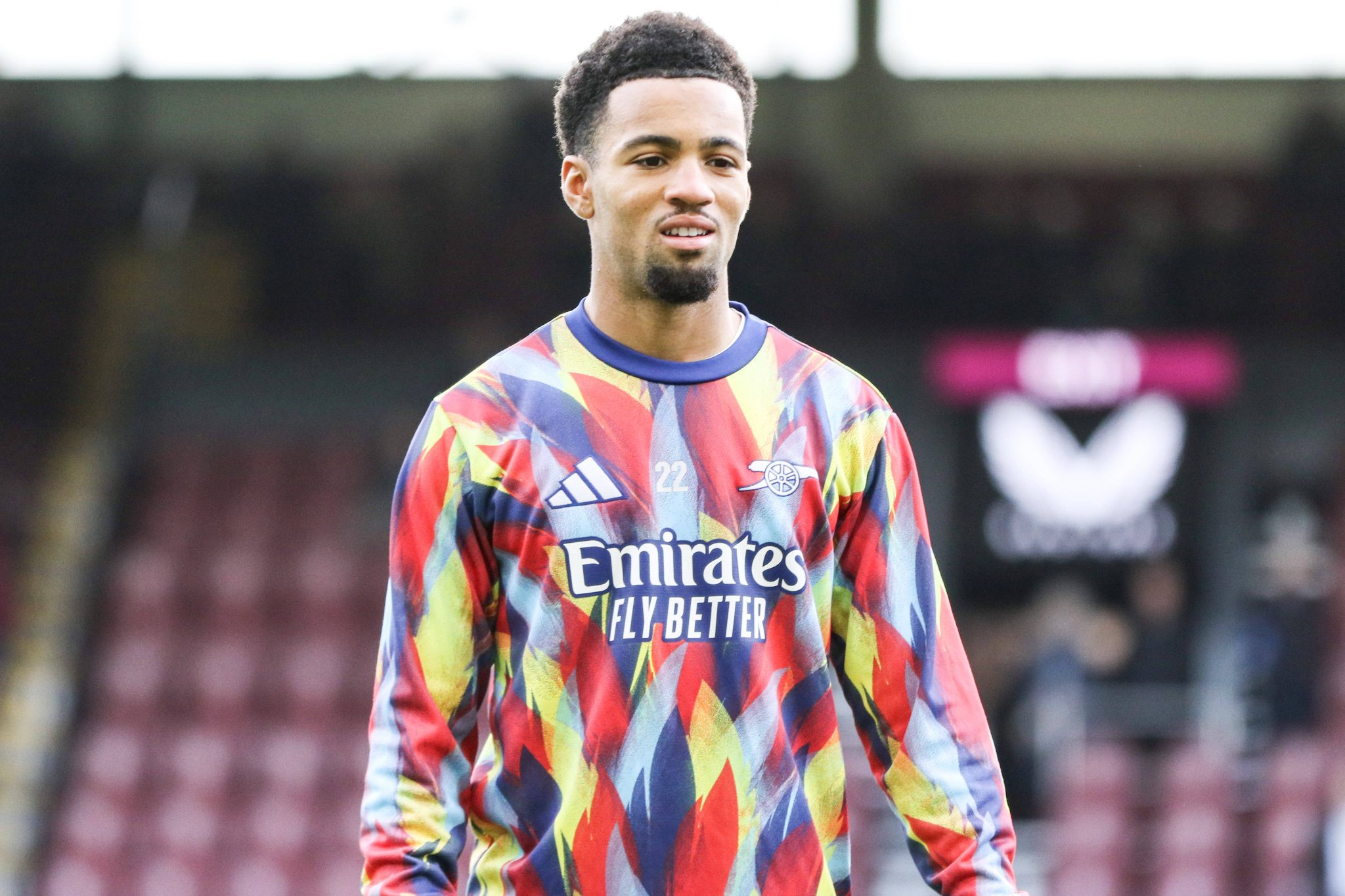 Nwaneri em aquecimento antes de jogo do Arsenal