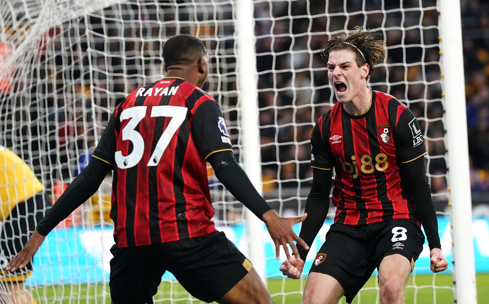 Scott celebra com Rayan gol marcado pelo Bournemouth