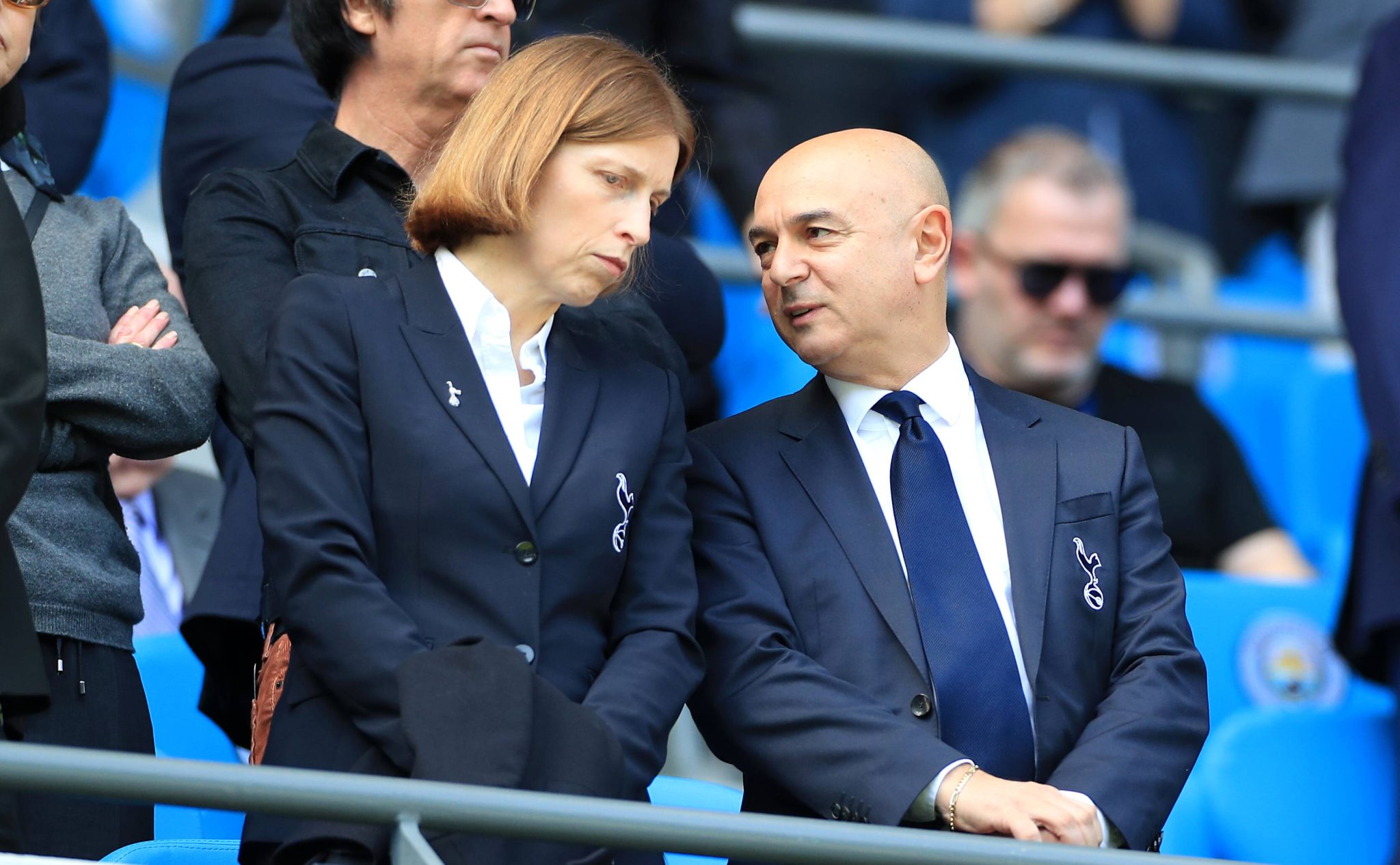 Rebecca Caplehorn e Daniel Levy no Tottenham