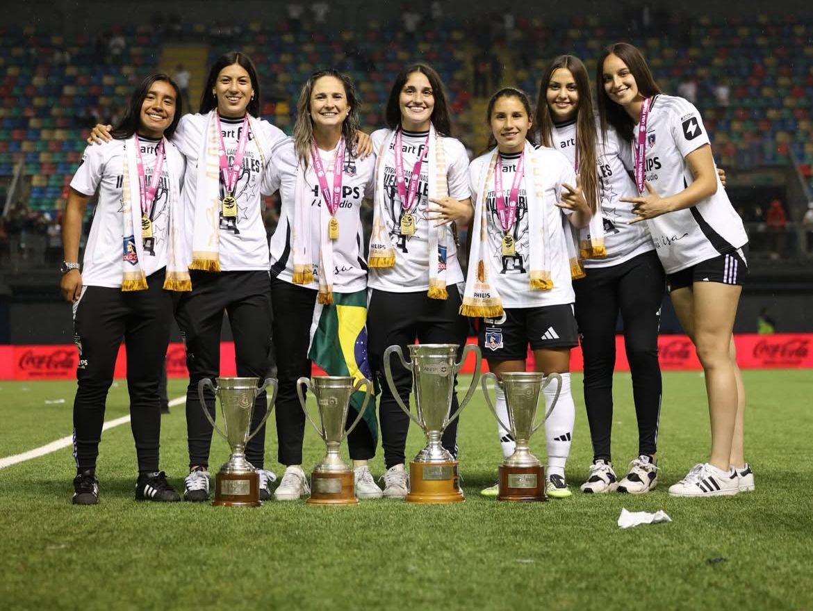 Tatiele Silveira e elenco do Colo-Colo (Foto: Reprodu&ccedil;&atilde;o/Instagram)