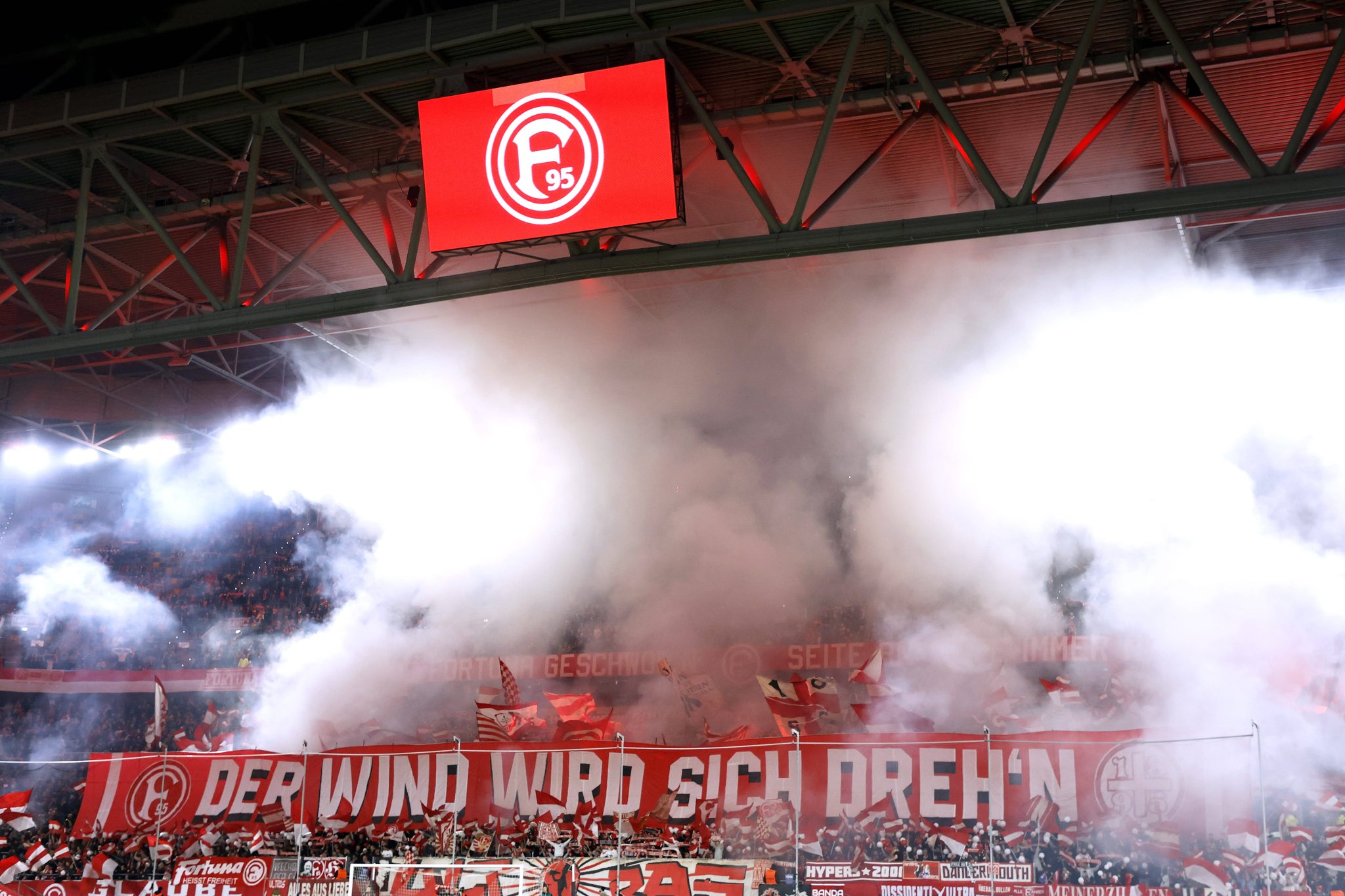Torcida do Fortuna D&uuml;sseldorf em jogo da Bundesliga 2