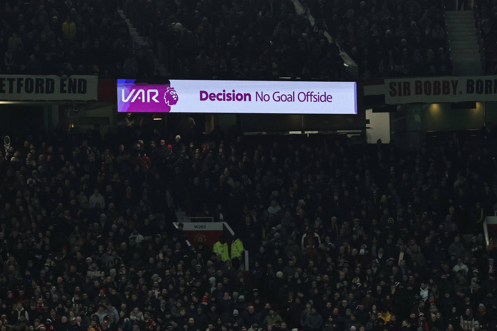 VAR em atua&ccedil;&atilde;o na Premier League (Foto: Imago)