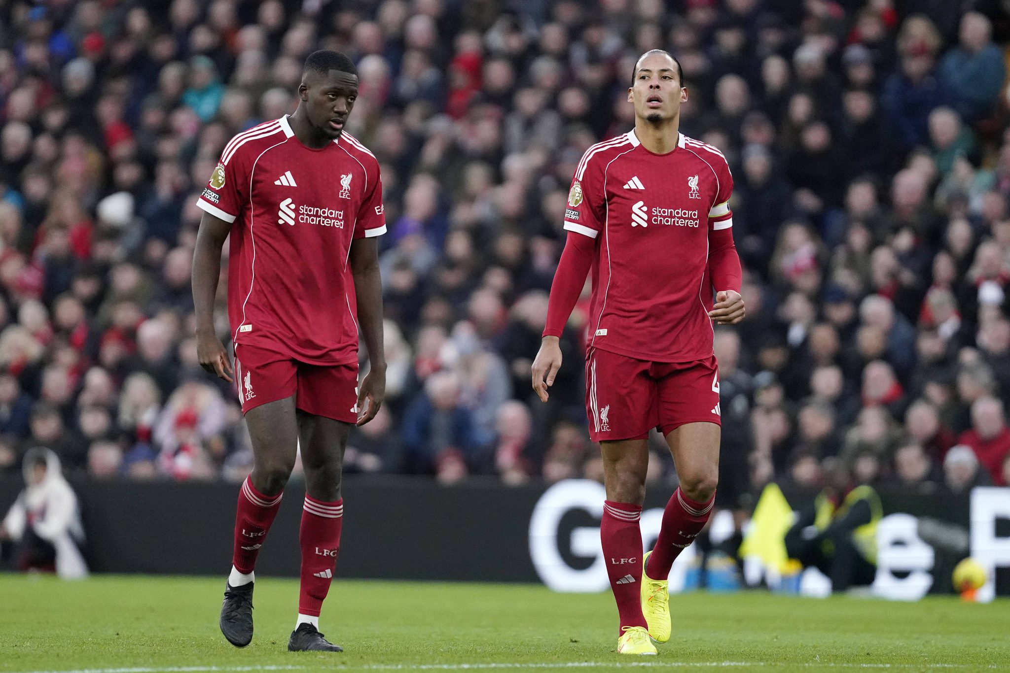 Konat&eacute; e Van Dijk, zagueiros do Liverpool contra o Burnley