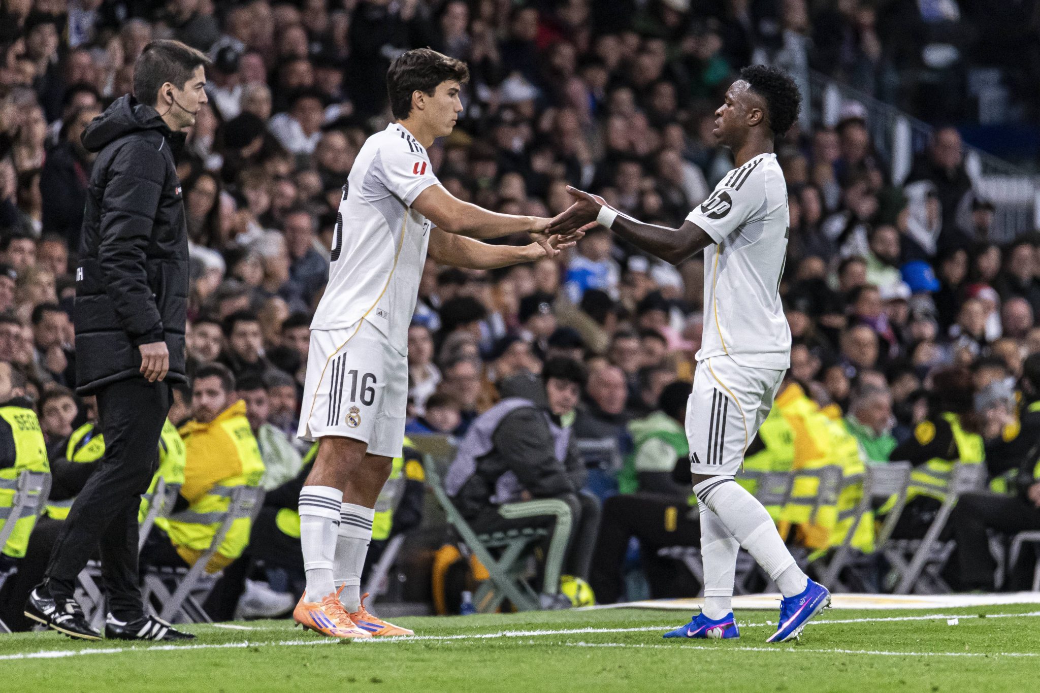 Vinicius Junior cumprimenta Gonzalo Garcia ao ser substitu&iacute;do