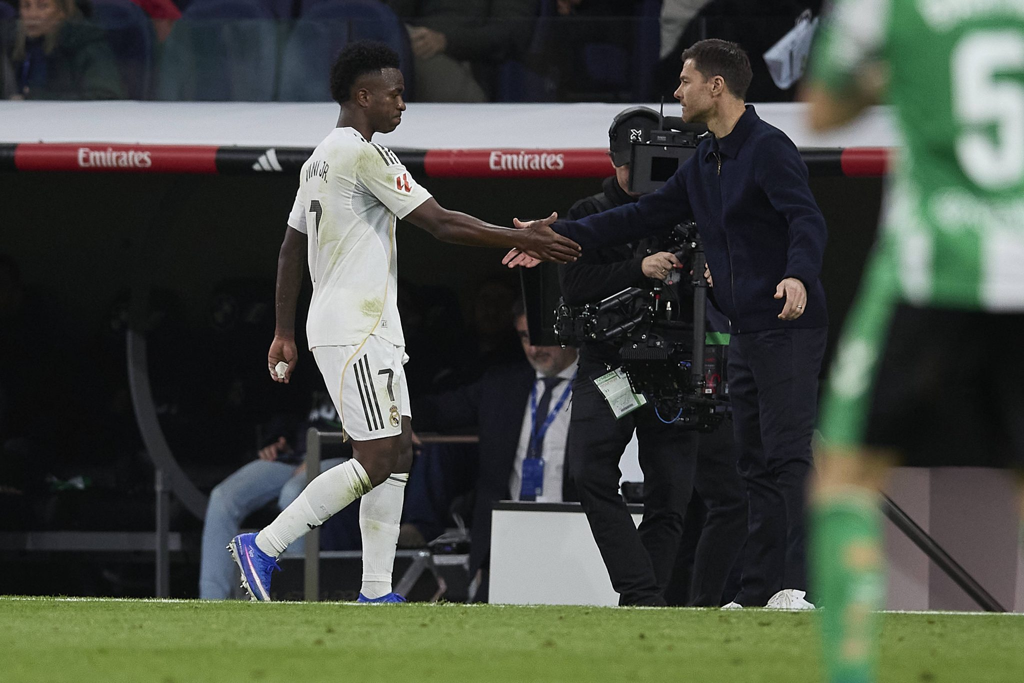 Vinicius Junior cumprimenta Xabi Alonso em jogo do Real Madrid