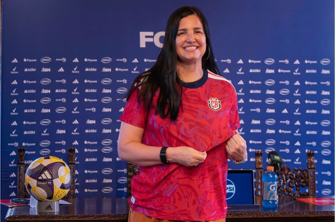 Lindsay Camila, t&eacute;cnica da sele&ccedil;&atilde;o da Costa Rica (Foto: FCRF/Instagram)