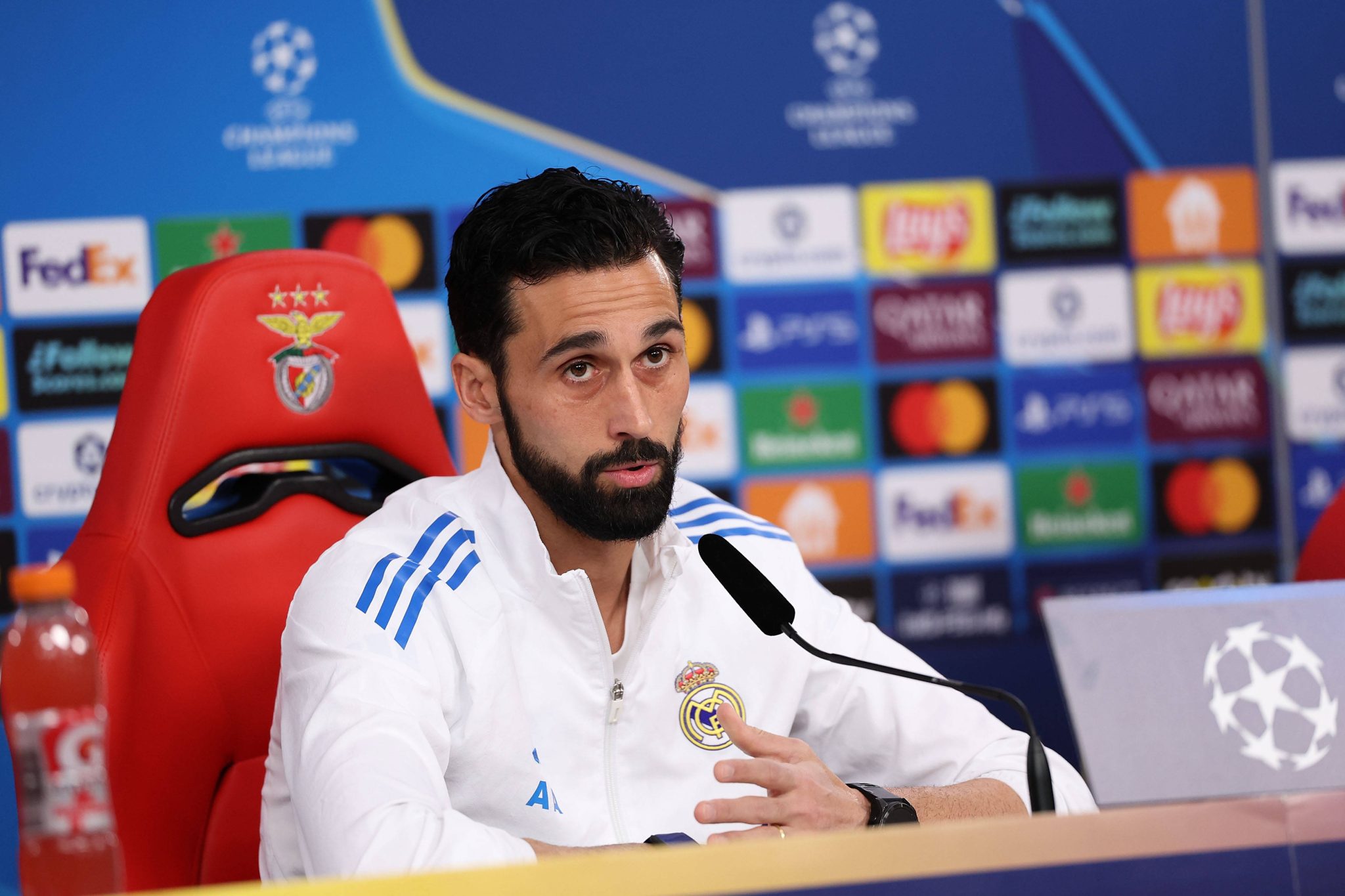 &lsquo;Ergueria uma est&aacute;tua dele&rsquo;: Arbeloa defende medalh&atilde;o em fim de contrato no Real Madrid