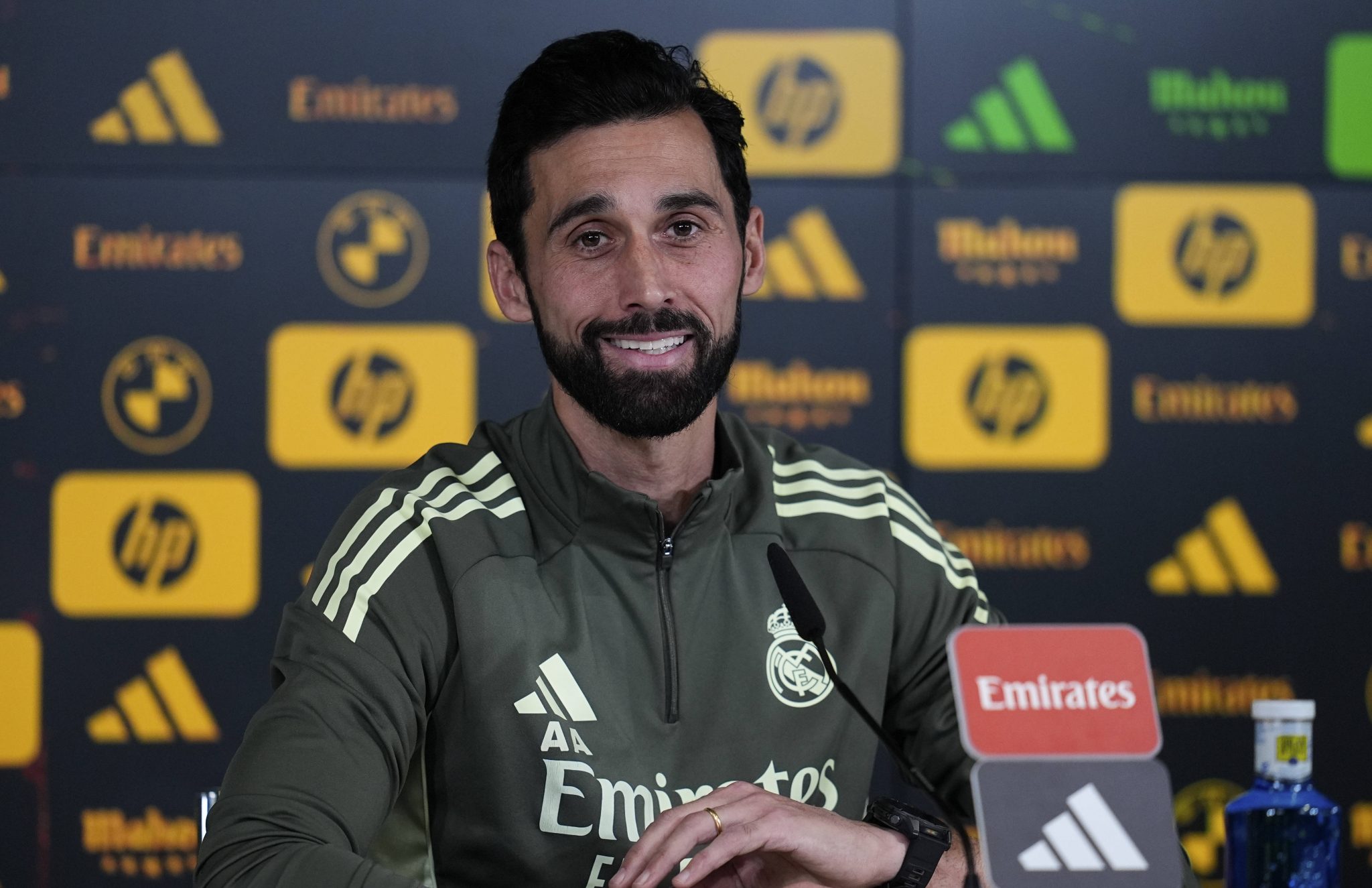 Novo t&eacute;cnico do Real Madrid responde sobre &lsquo;gest&atilde;o de egos&rsquo; e acena a Vinicius Jr.