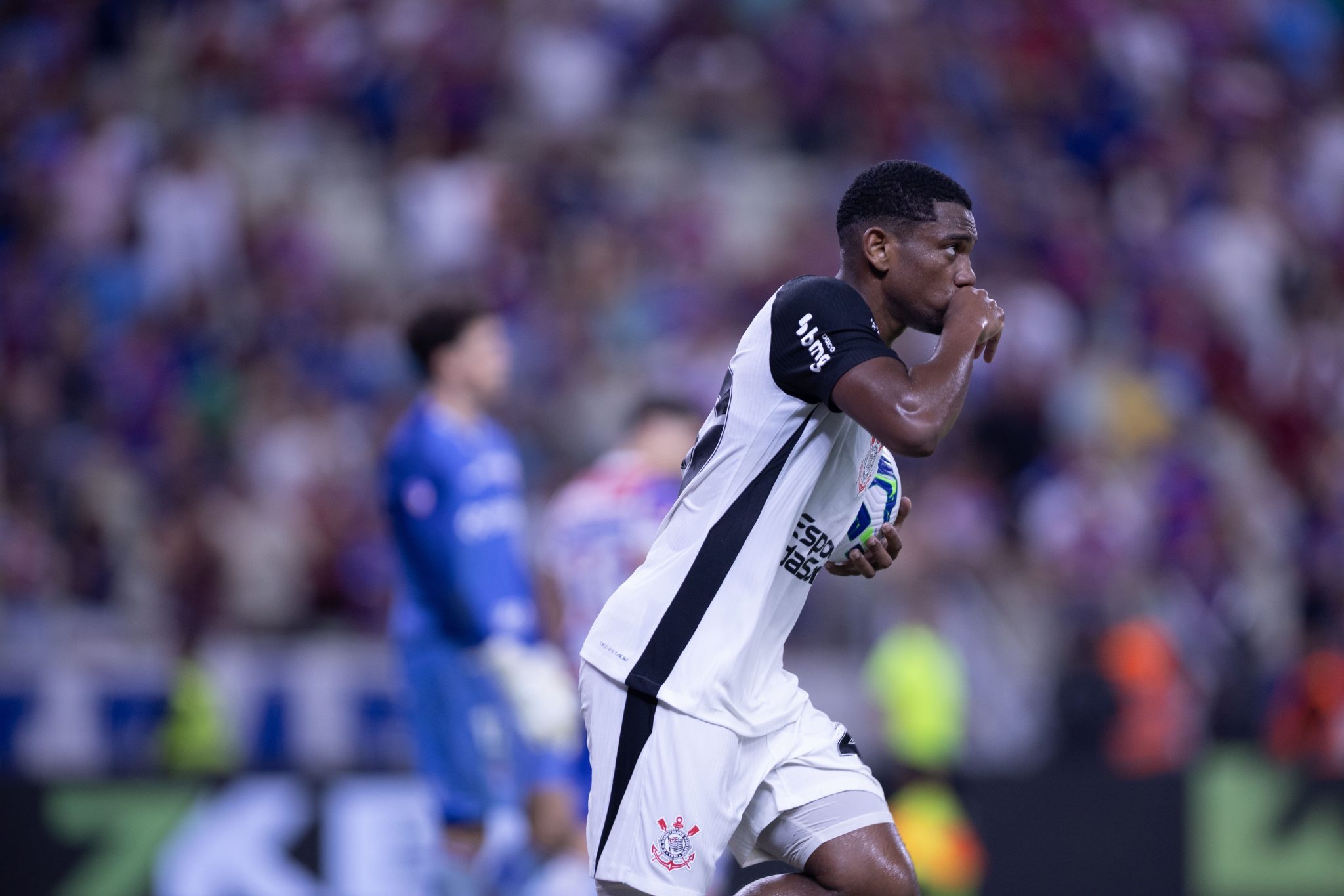 Andr&eacute; Luiz celebra gol pelo Corinthians