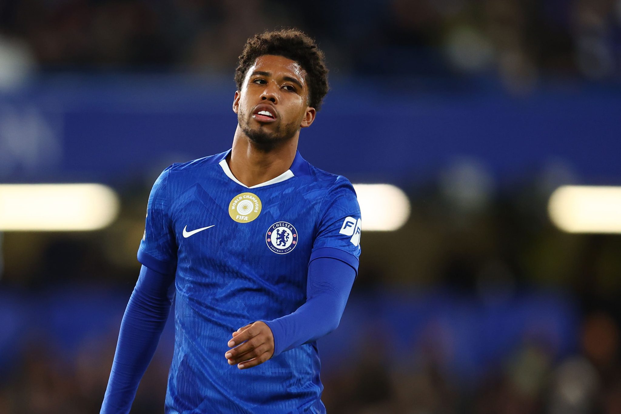 Andrey Santos em a&ccedil;&atilde;o pelo Chelsea