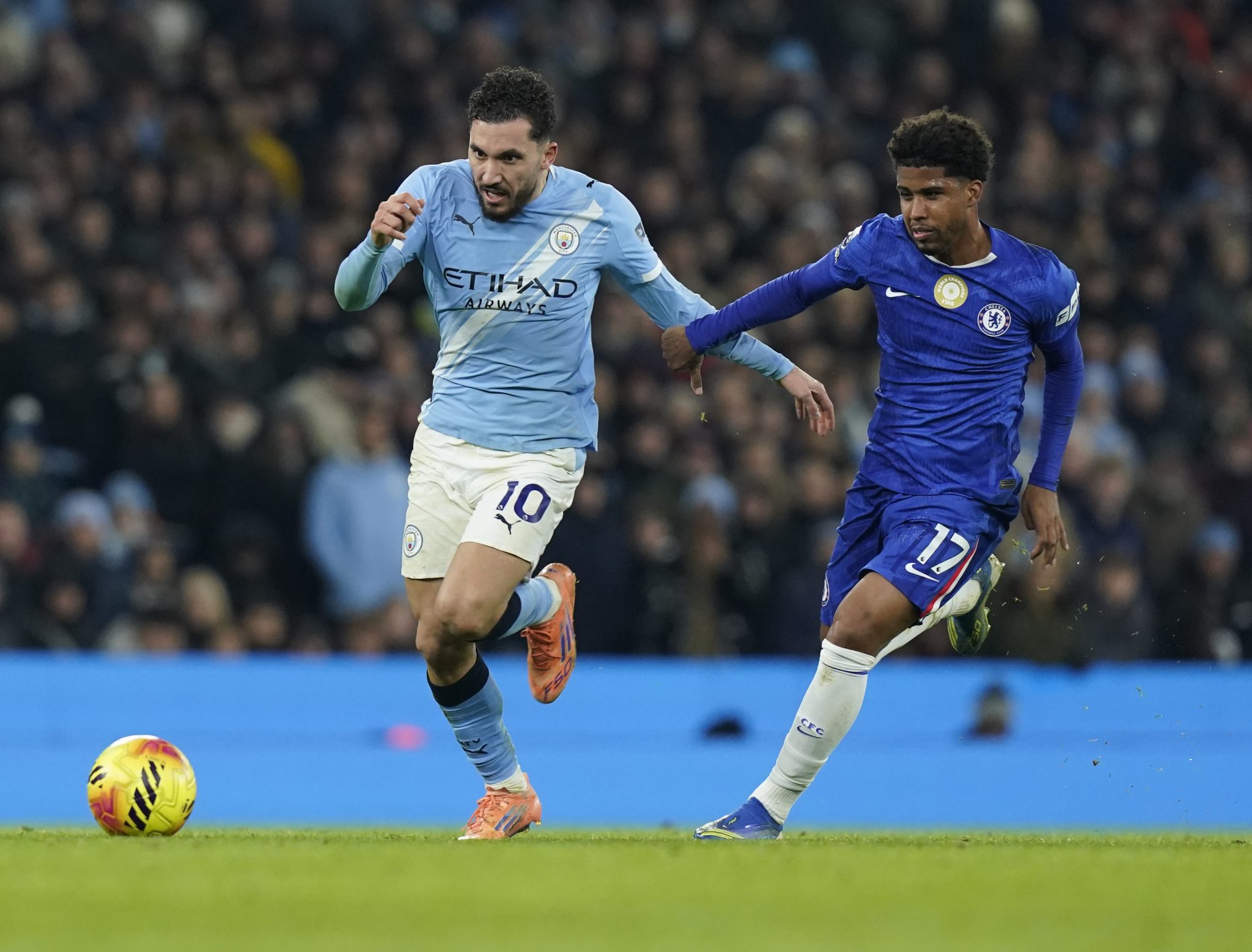 Andrey Santos, em a&ccedil;&atilde;o contra o Manchester City