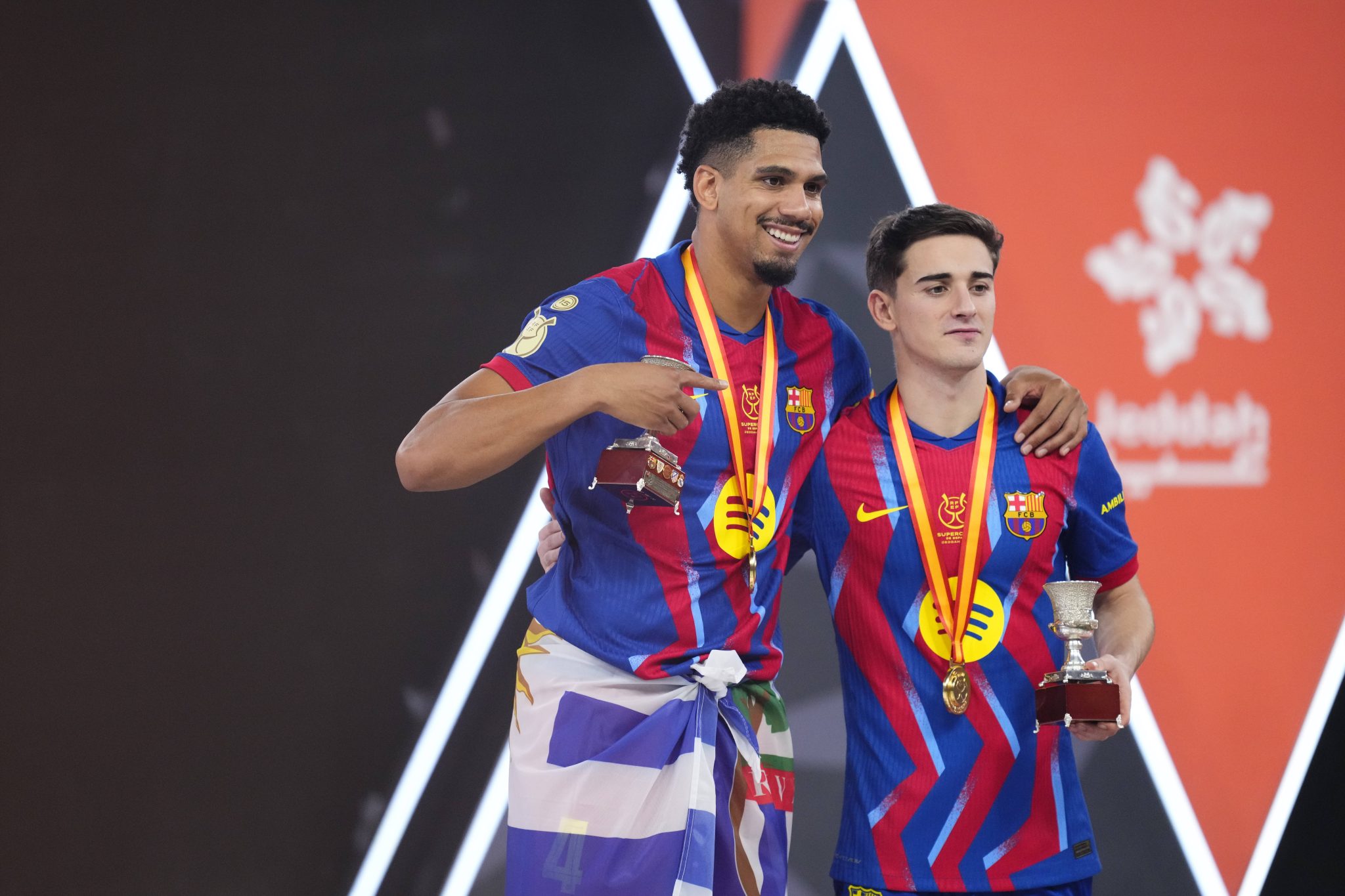 Ronald Araujo comemora t&iacute;tulo da Supercopa com Gavi