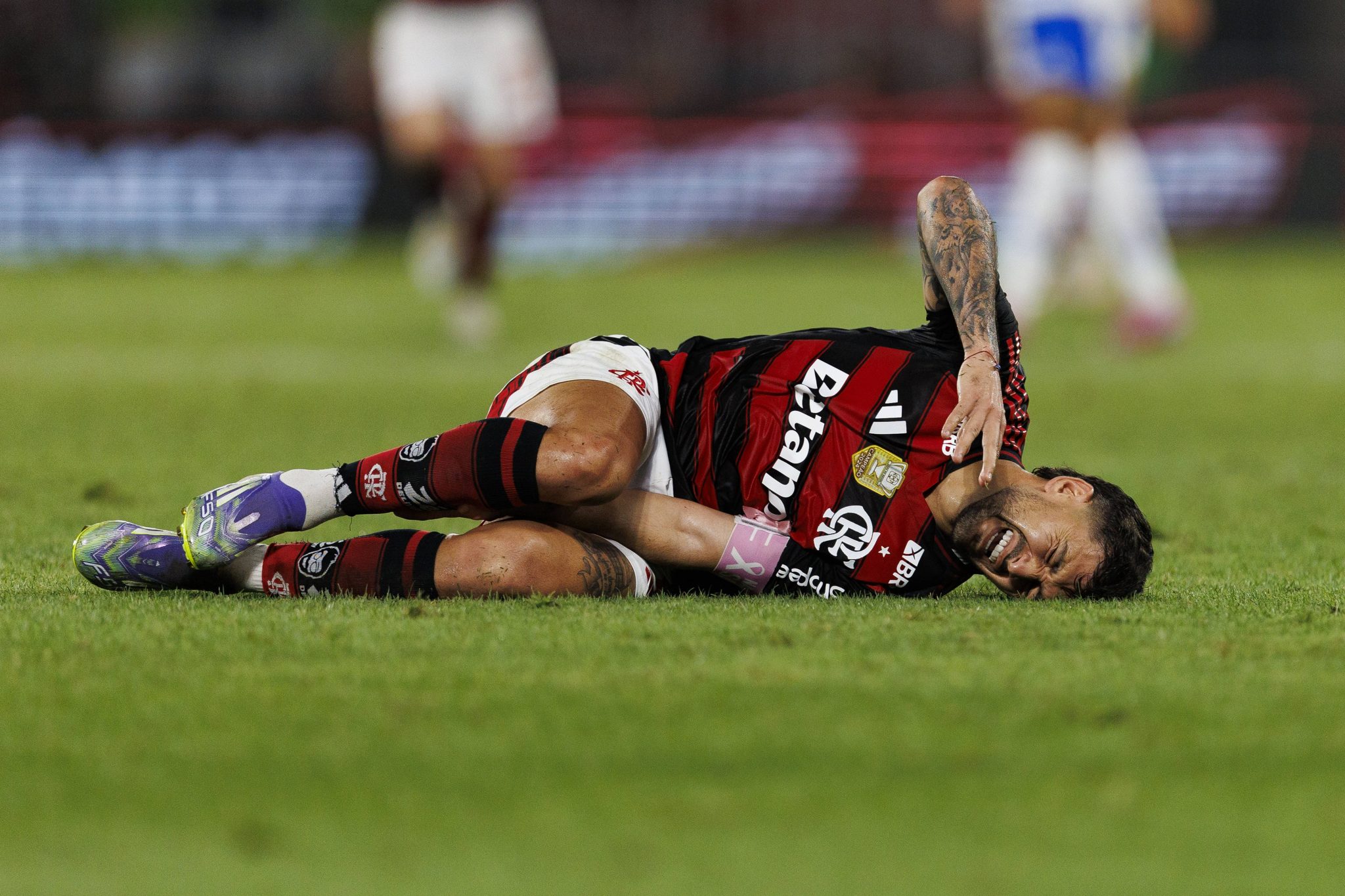 Arrascaeta se queixa de dores durante jogo do Flamengo