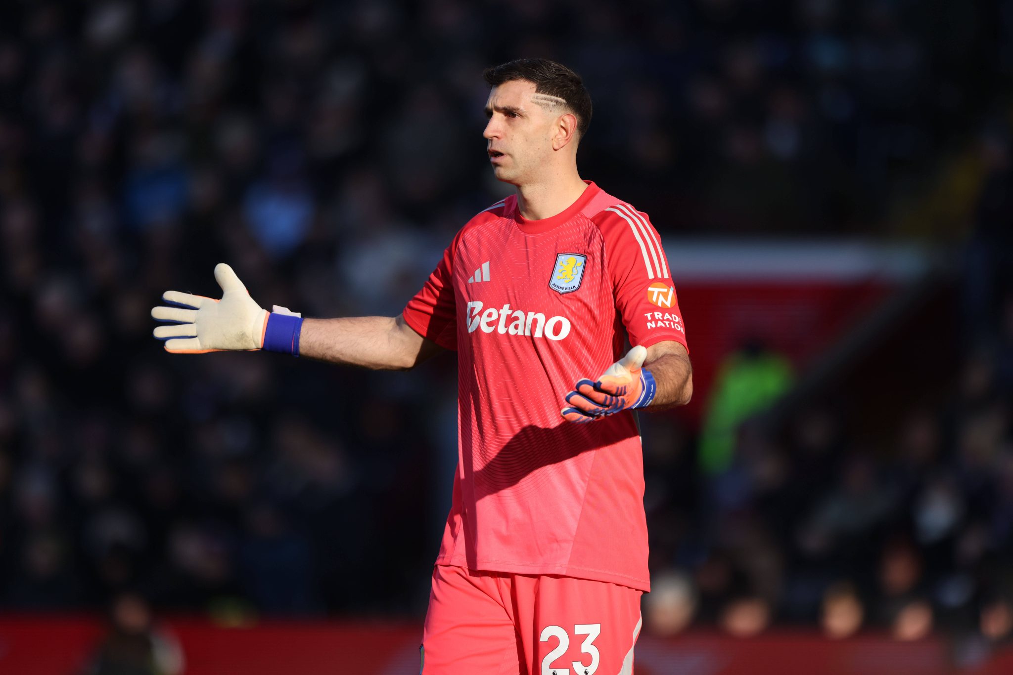 Dibu Mart&iacute;nez pelo Aston Villa (Foto: Imago)