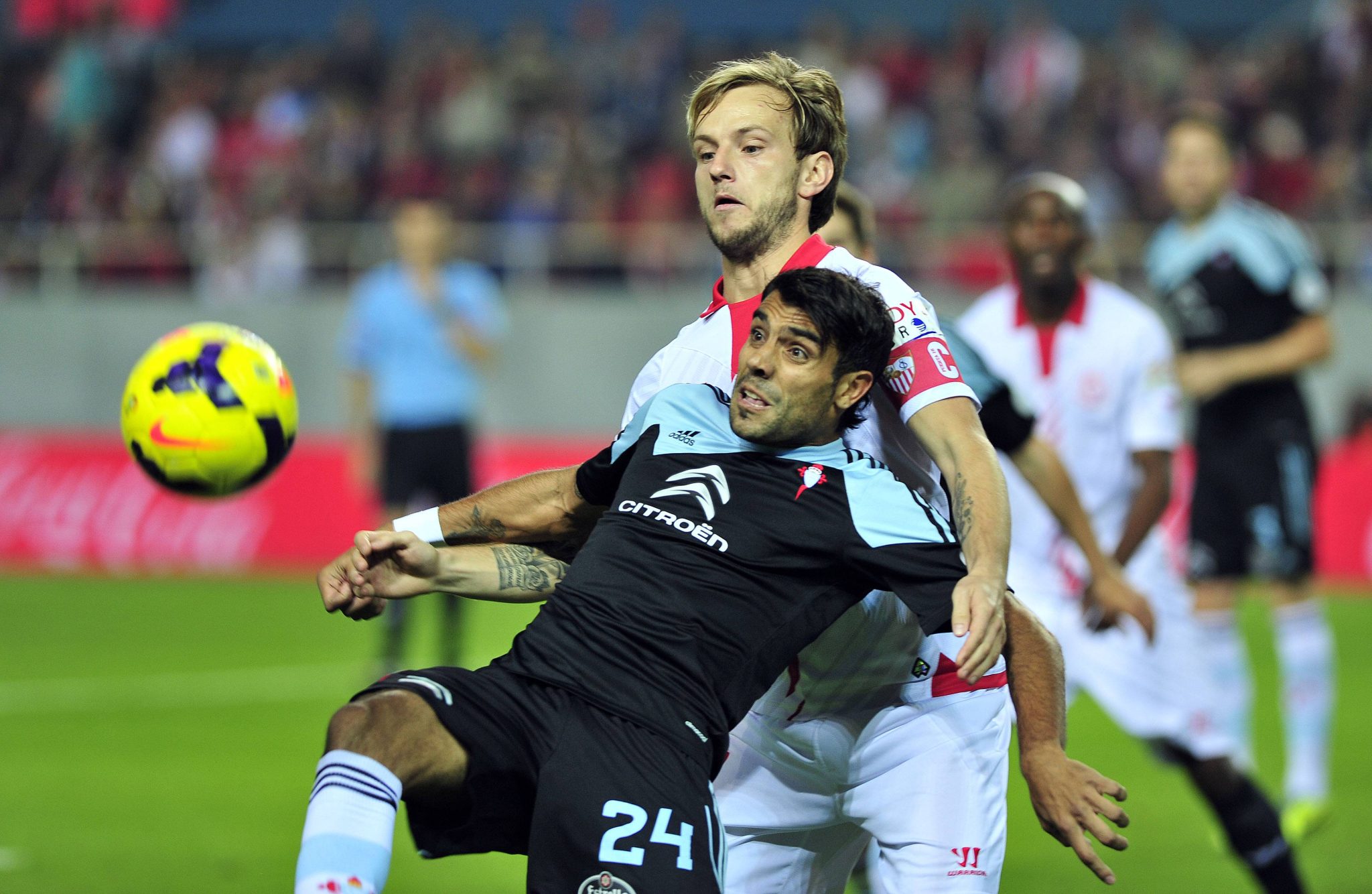 Augusto Fern&aacute;ndez e Ivan Rakitic durante Celta de Vigo x Sevilla, em 2013/14 (Foto: Imago)