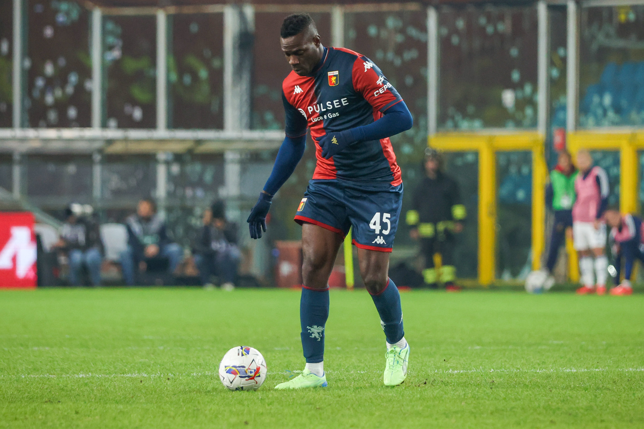 Mario Balotelli foi decisivo para Douglas Costa definir futuro