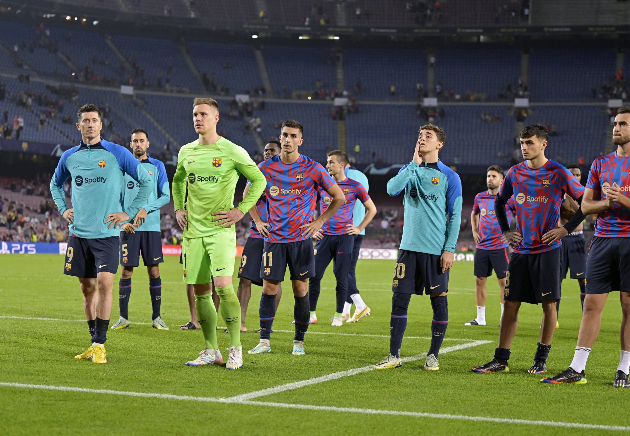 Robert Lewandowski e elenco do Barcelona em 2022/23 (Foto: Imago)