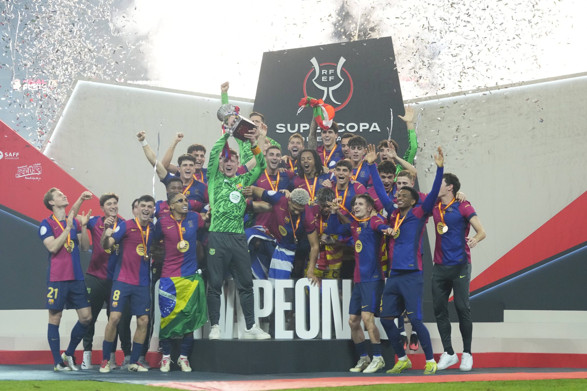 Barcelona comemora o t&iacute;tulo da Supercopa da Espanha 2025
