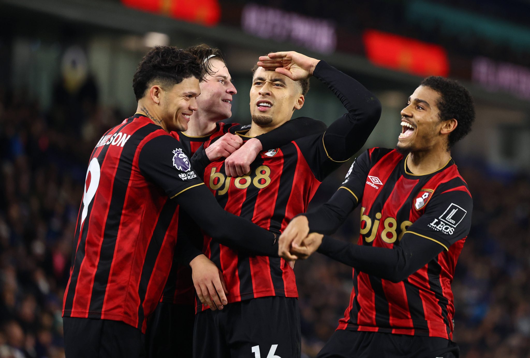 Jogadores do Bournemouth celebram gol em vit&oacute;ria sobre o Brighton 