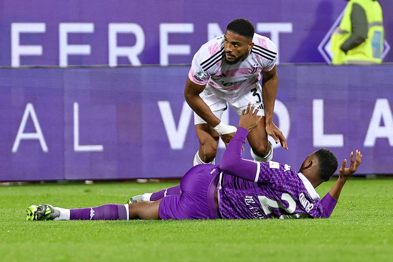 Dividida entre Bremer e Yerry Mina em jogo entre Juventus e Fiorentina em 2023