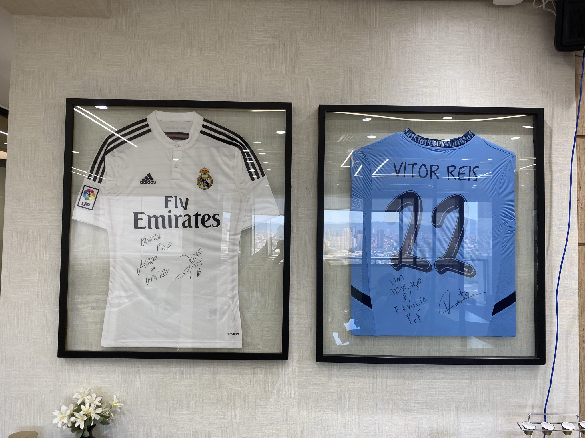 Camisas de Lucas Silva e Vitor Reis, clientes da P&P