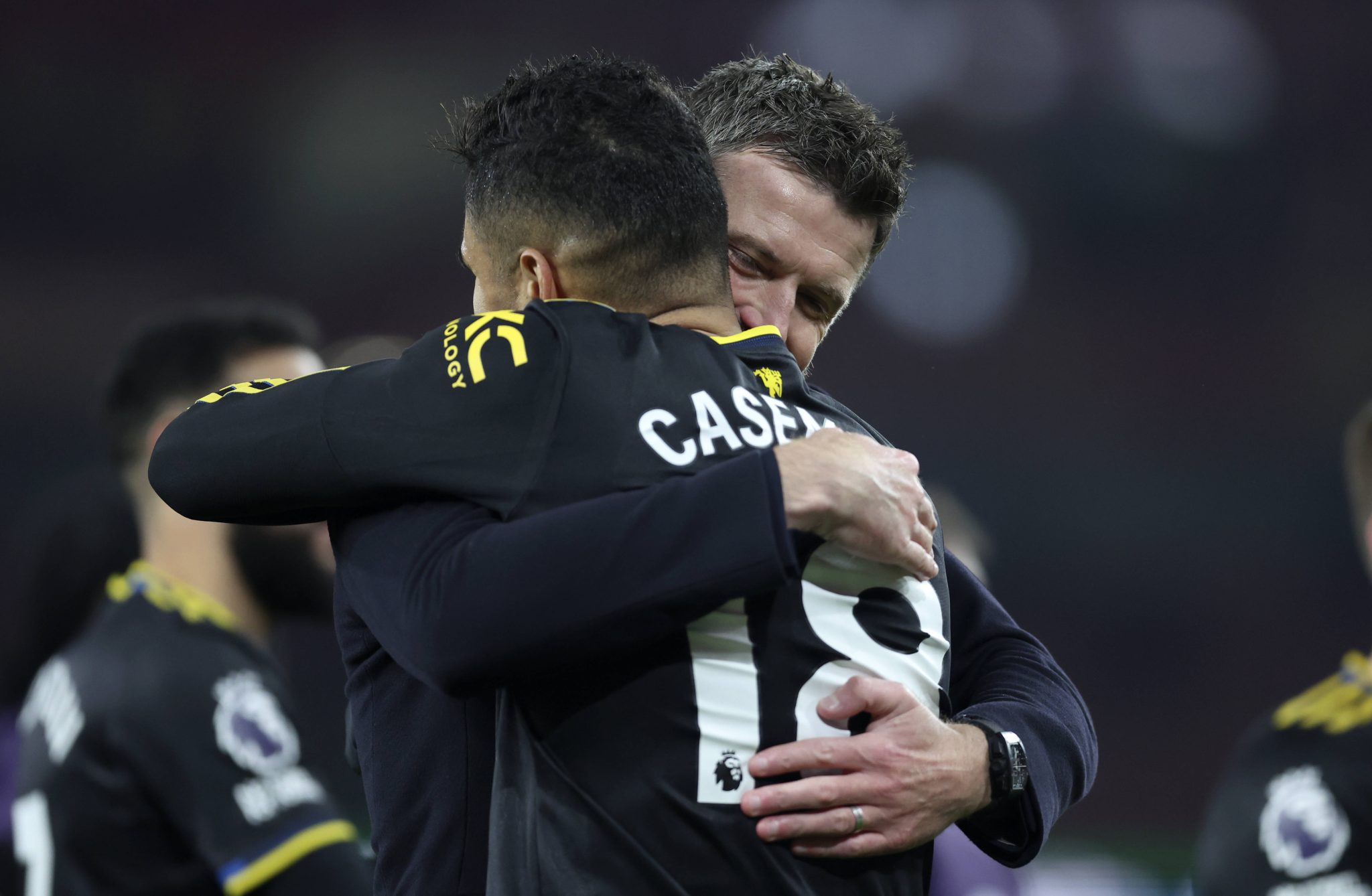 Carrick abra&ccedil;a Casemiro ap&oacute;s jogo do Manchester United