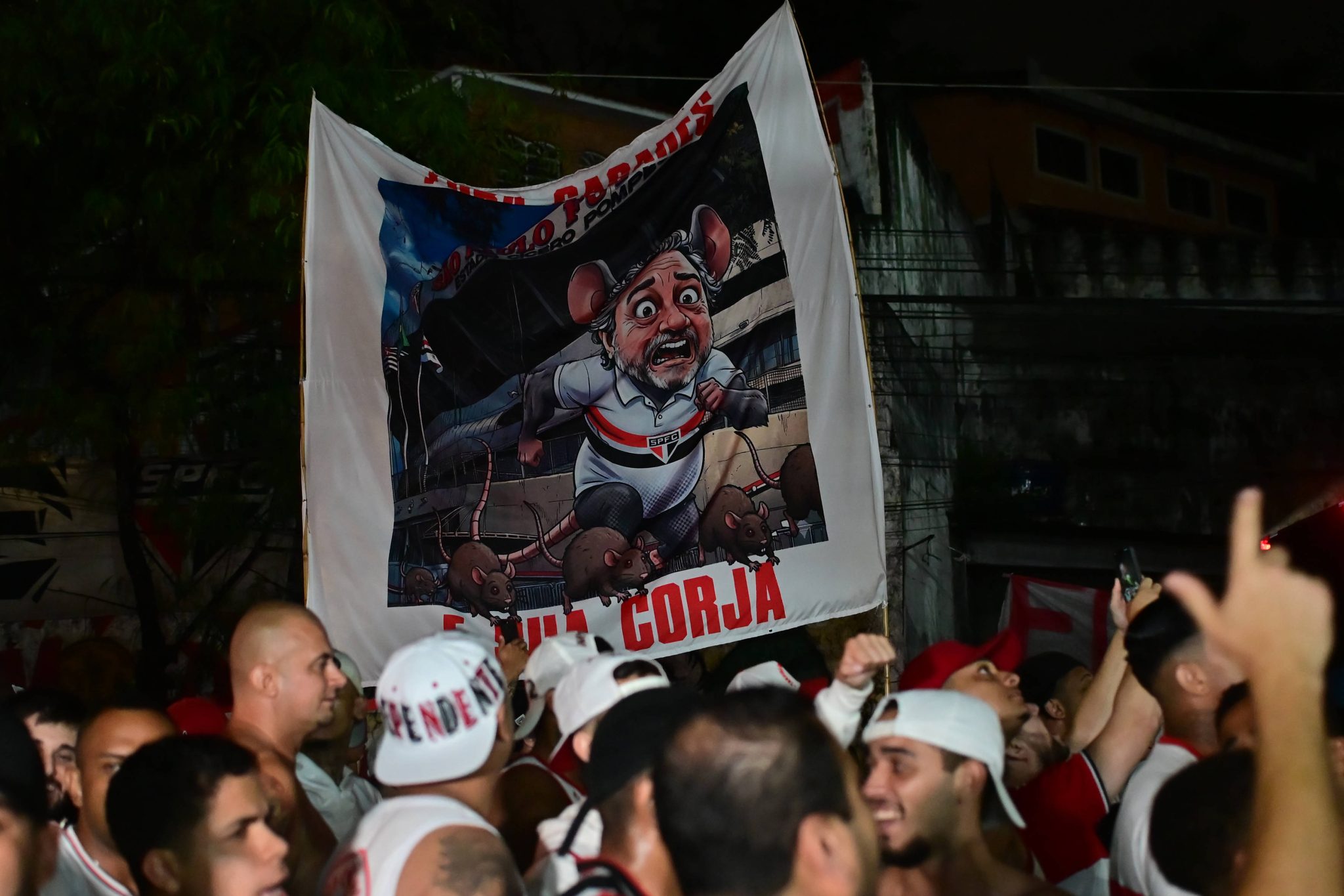Torcida do S&atilde;o Paulo comemorou o afastamento de Casares no Morumbis (Foto: Imago)