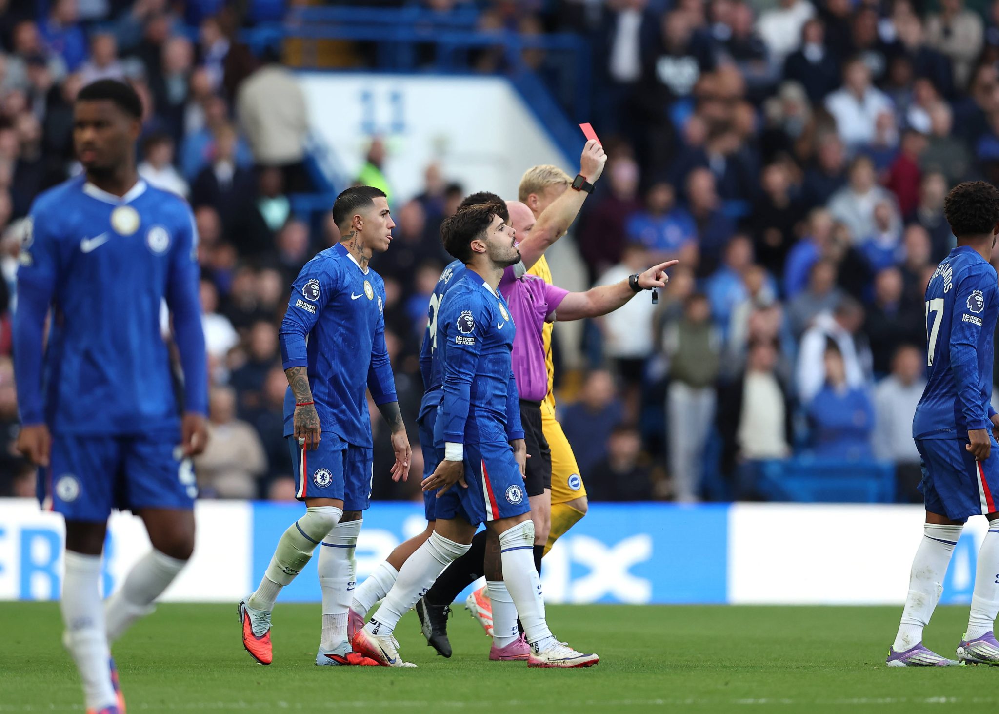 Chelsea tem quatro cart&otilde;es vermelhos na Premier League
