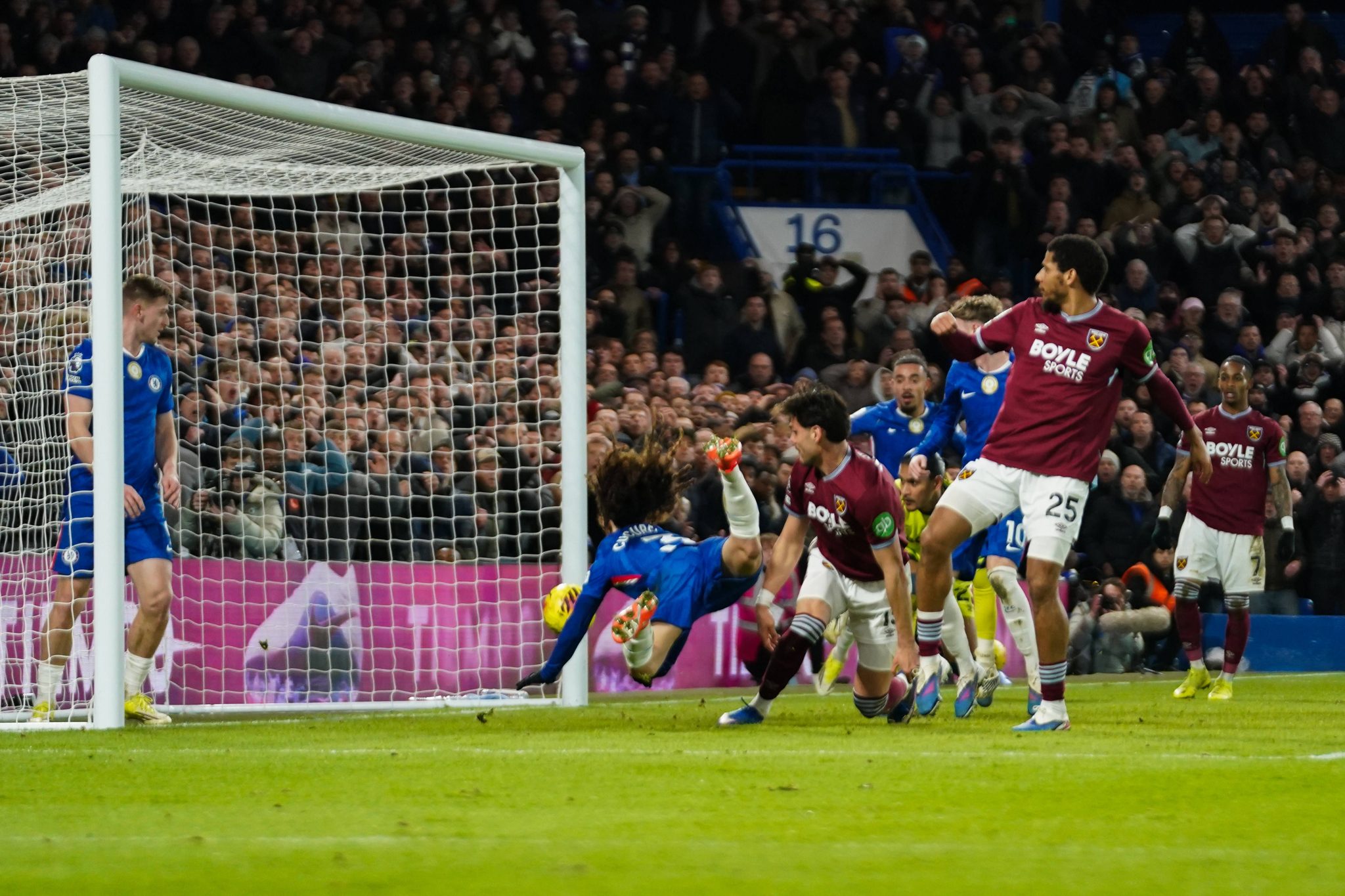 Cucurella marca gol pelo Chelsea