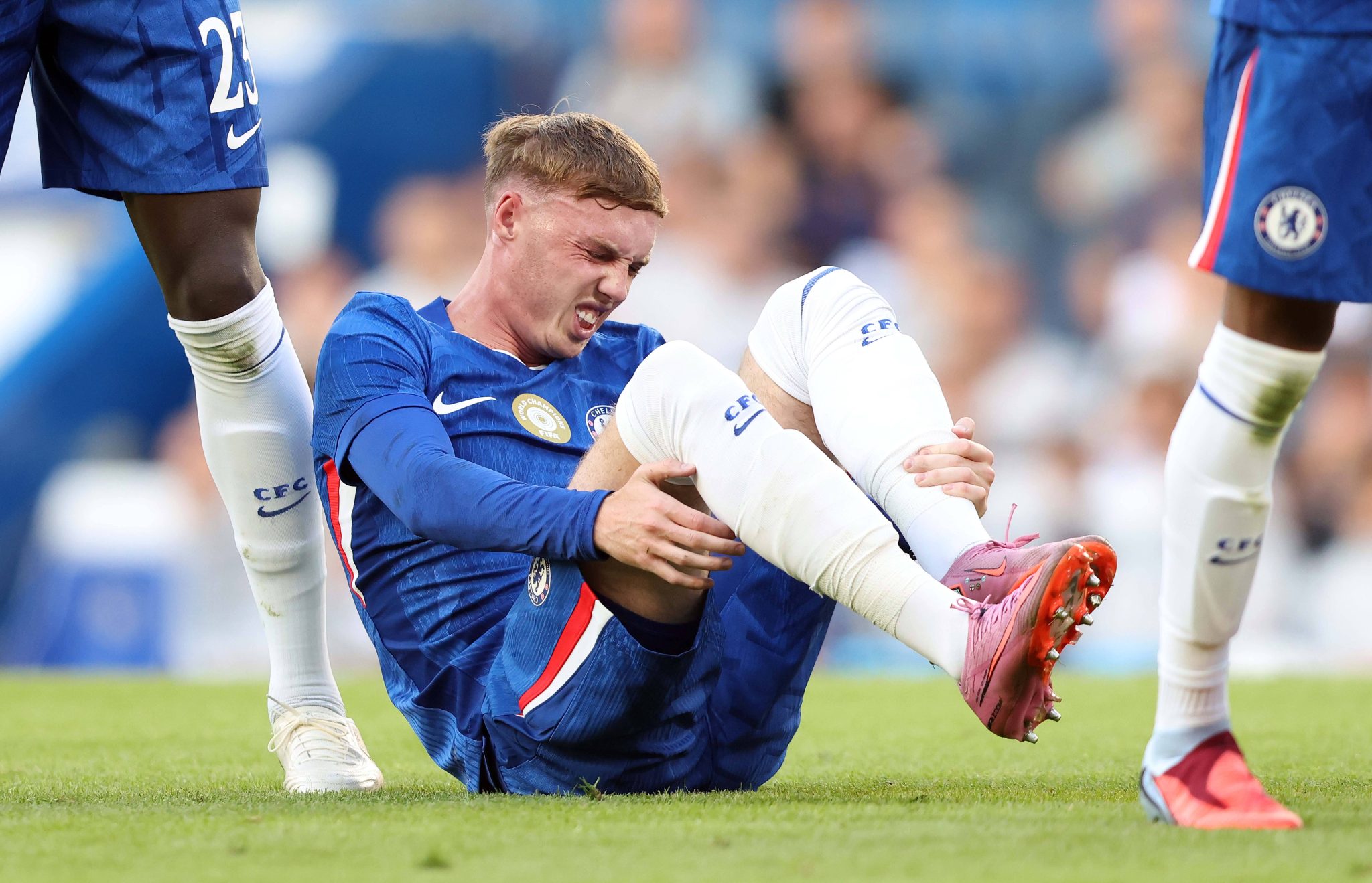 Palmer sente les&atilde;o durante jogo do Chelsea